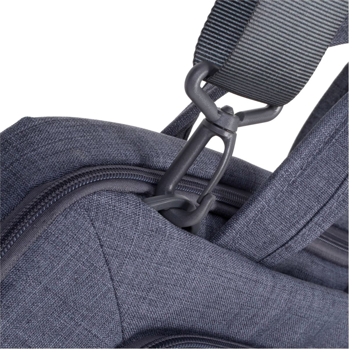 Primo piano di un fermaglio grigio attaccato a una borsa grigia per laptop.