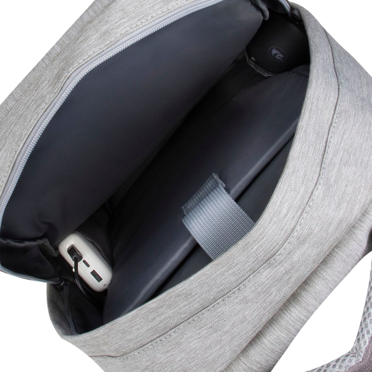 Interno di zaino grigio con tablet e power bank visibili. Tasca aperta con cavo.