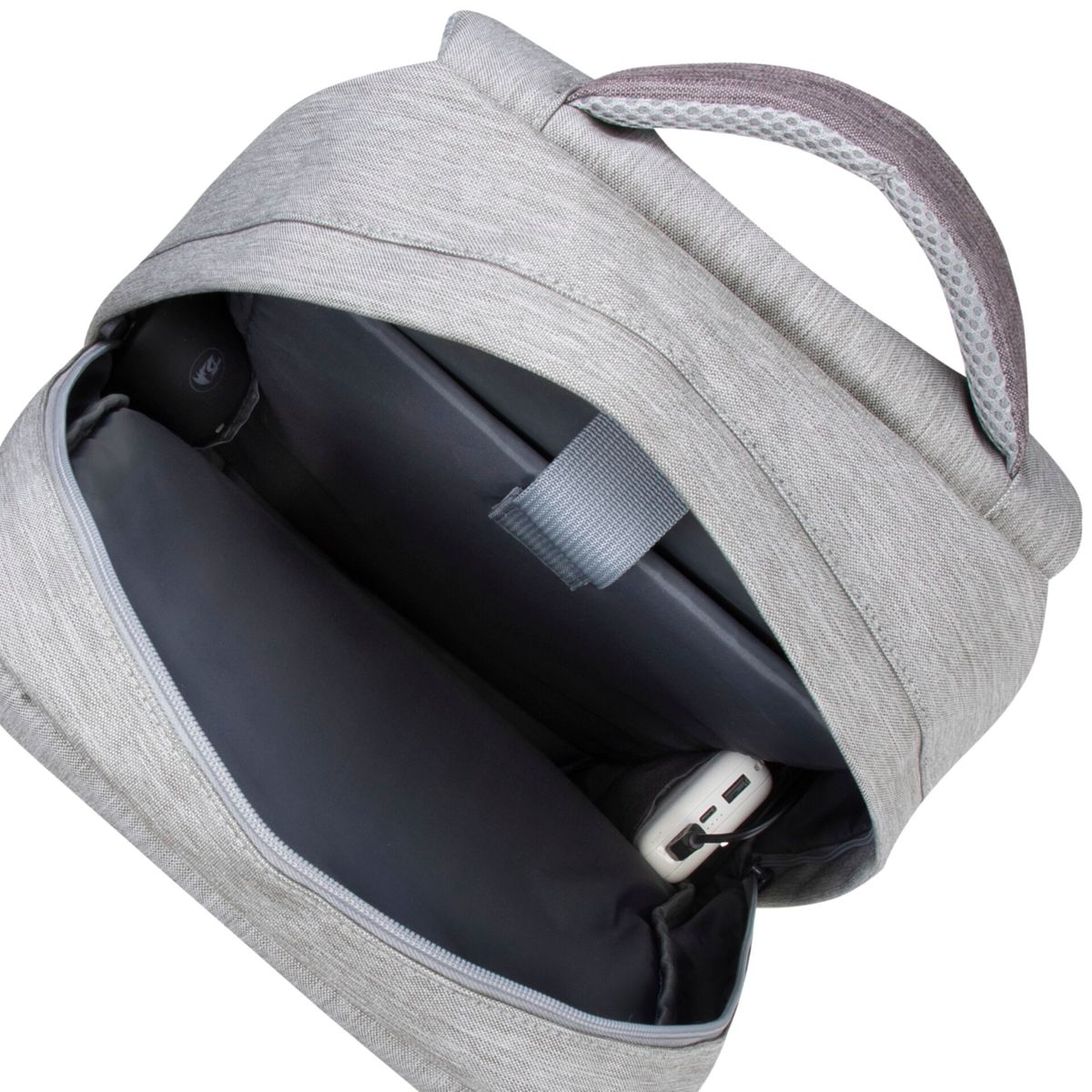 Uno zaino grigio con la parte superiore aperta, che rivela un laptop e una tasca con un caricatore USB bianco.