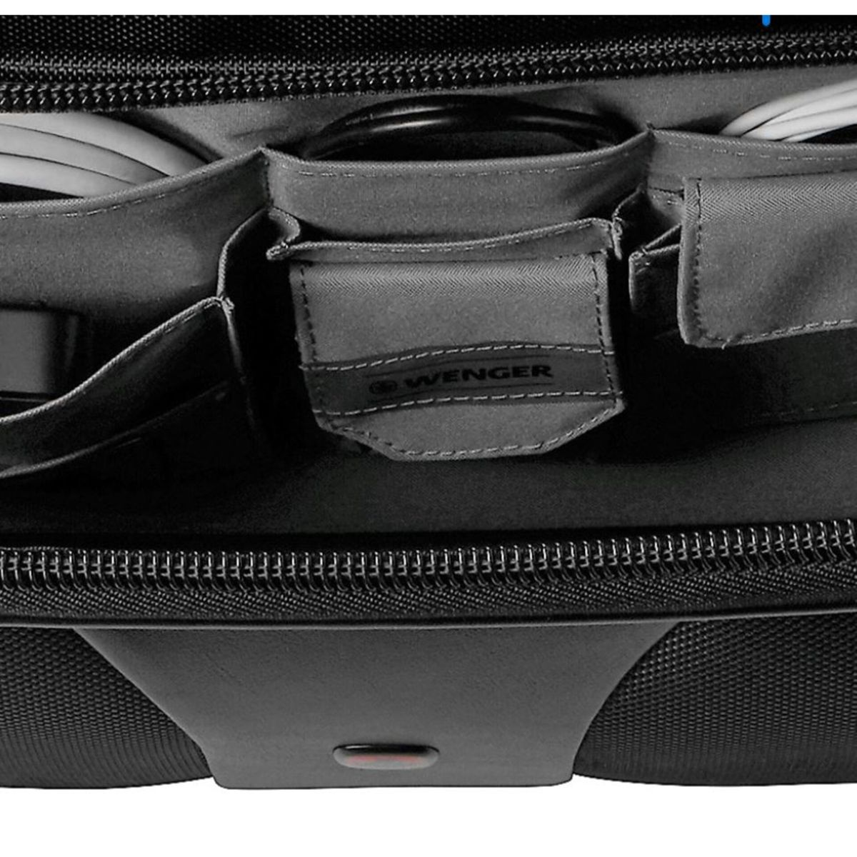 Nahaufnahme des Aktentascheninnenraums. Zeigt kleine Taschen mit WENGER-Logo.