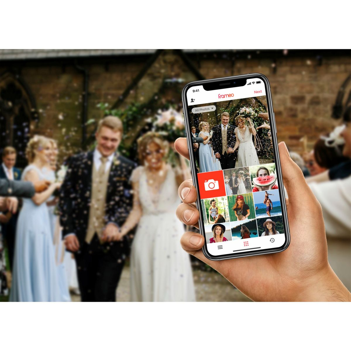 Osoba trzymająca telefon z wyświetlonymi zdjęciami ślubnymi, z weselem w tle.