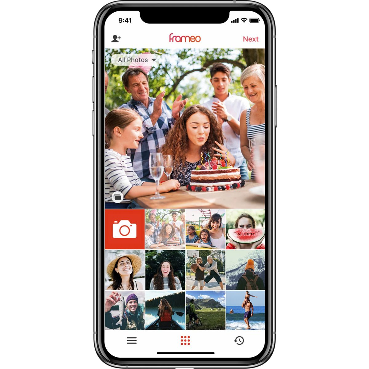 Un teléfono muestra una foto de cumpleaños con gente. Se muestran otras fotos abajo.