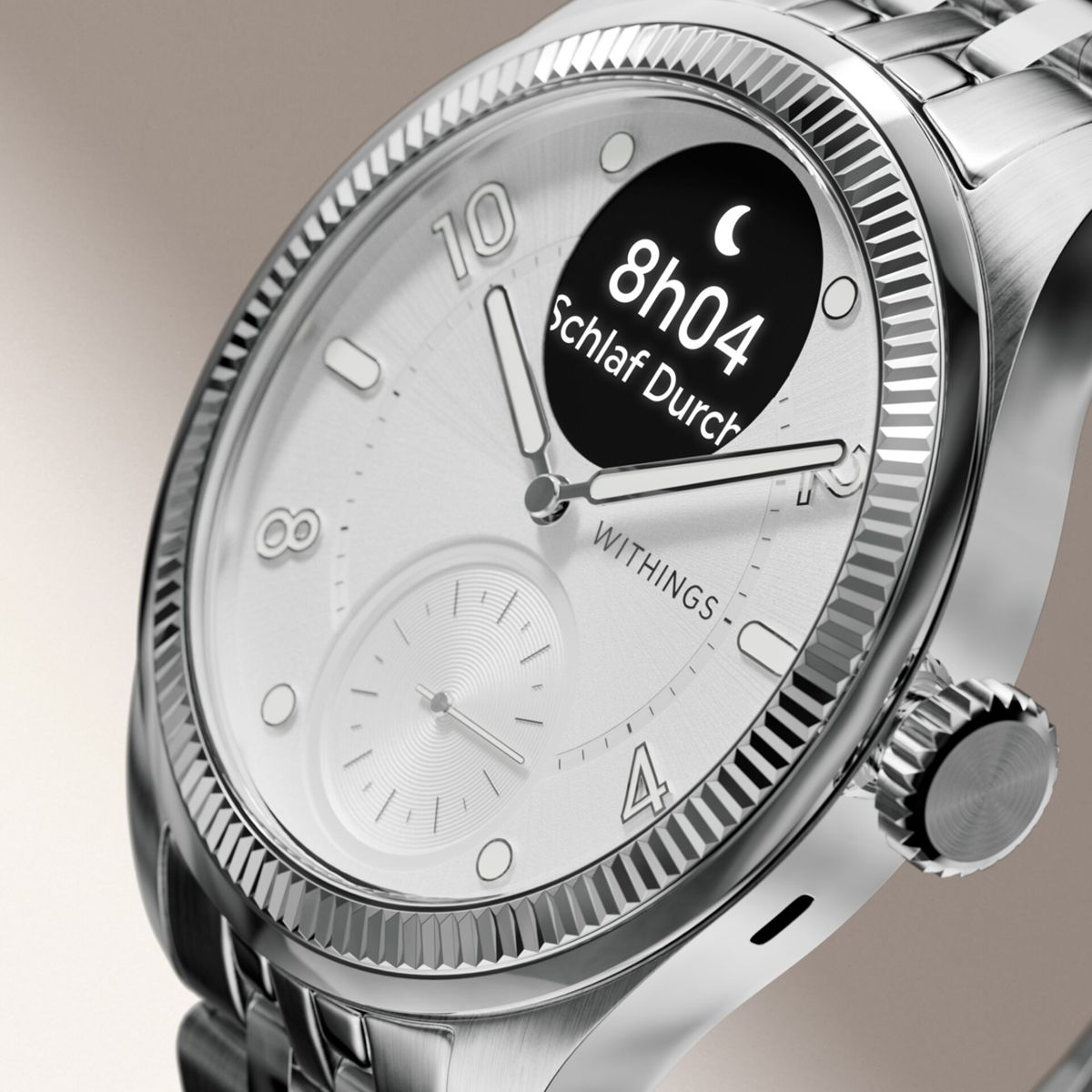 Srebrny zegarek z czarnym ekranem wyświetlającym godzinę i czas snu, ze srebrną bransoletą i kopertą.