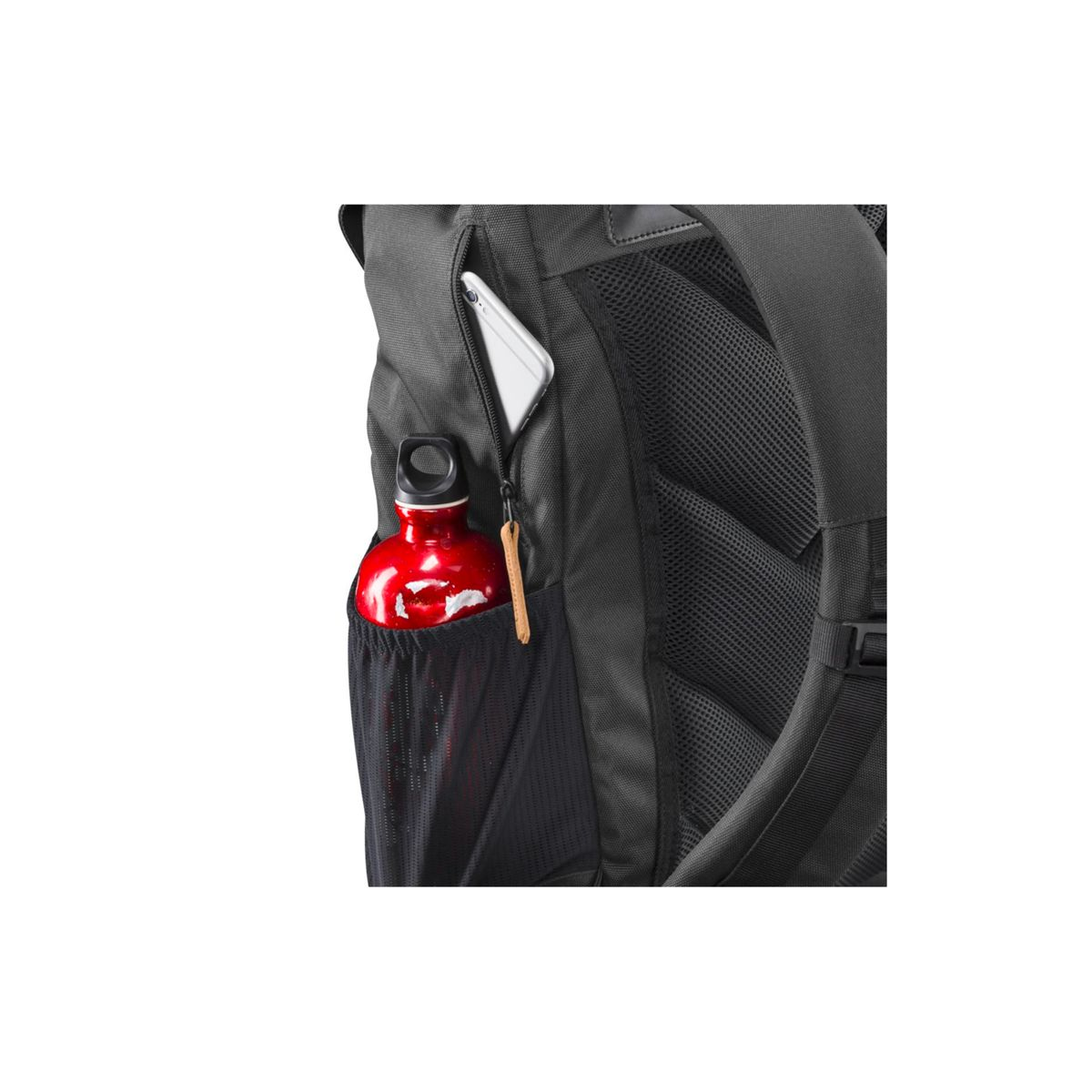 Ein schwarzer Rucksack mit einer roten Wasserflasche und einem weißen Telefon in einer Netztasche. Schwarzes Material wird gezeigt.