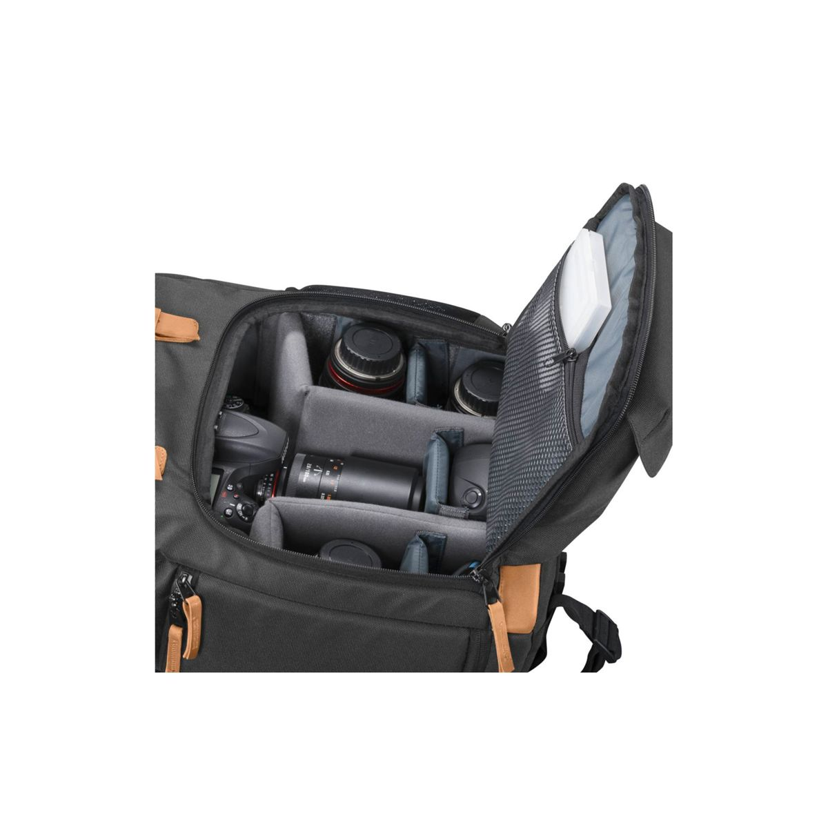 Eine schwarze Kameratasche ist geöffnet und zeigt Kameras und Objektive. Die Tasche hat braune Lederakzente und Trennwände.