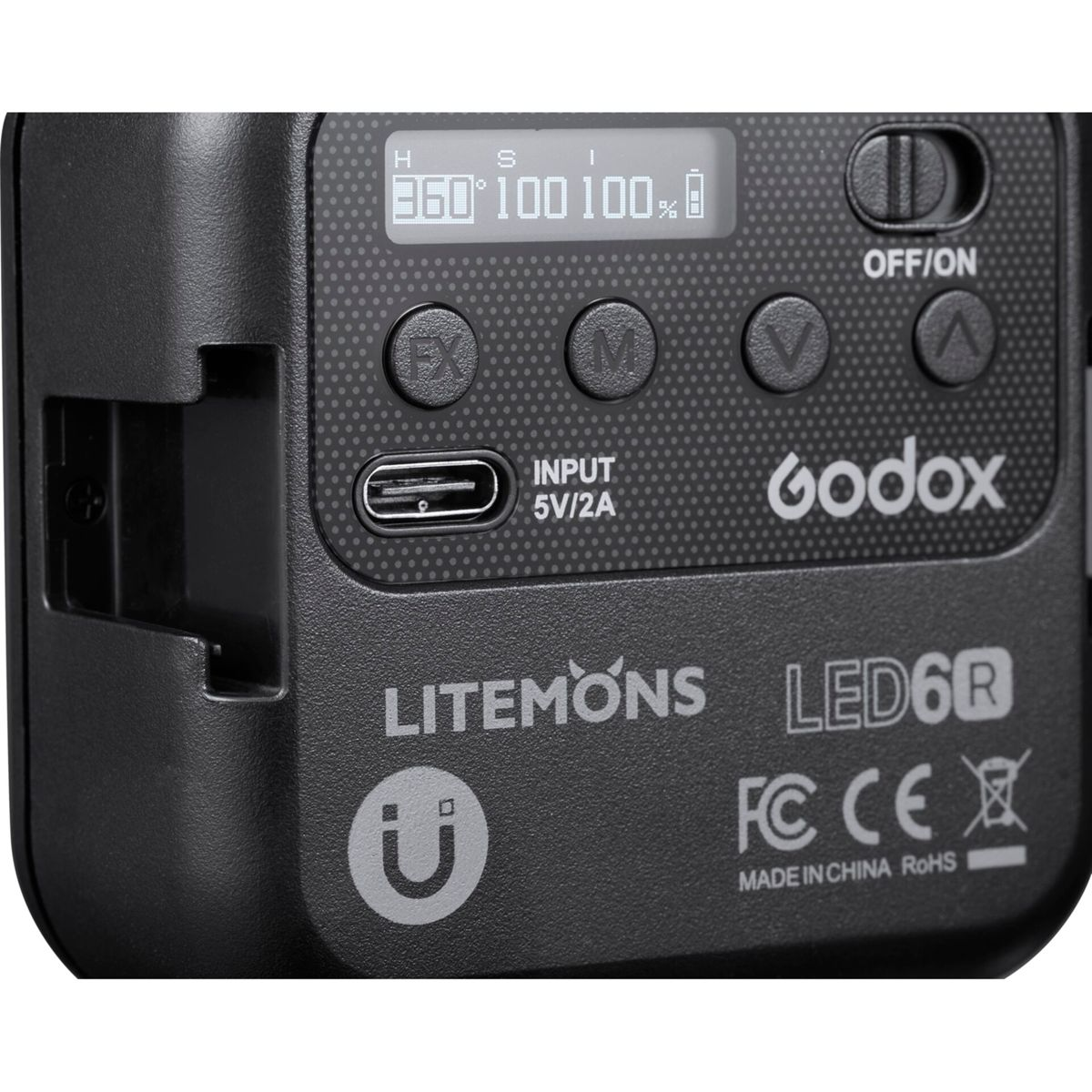 Czarne urządzenie z przyciskami i ekranem z danymi. Widoczne słowo Godox.