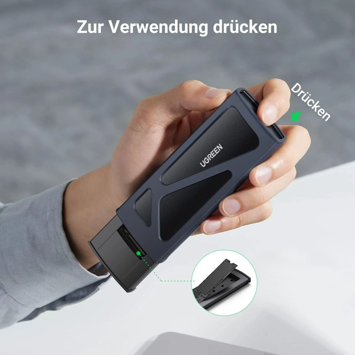 Mano che tiene un alloggiamento per disco rigido UGREEN nero e blu.