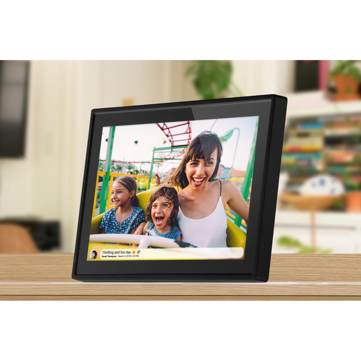 Digitaler Bilderrahmen mit einer Familie auf einer Achterbahn.