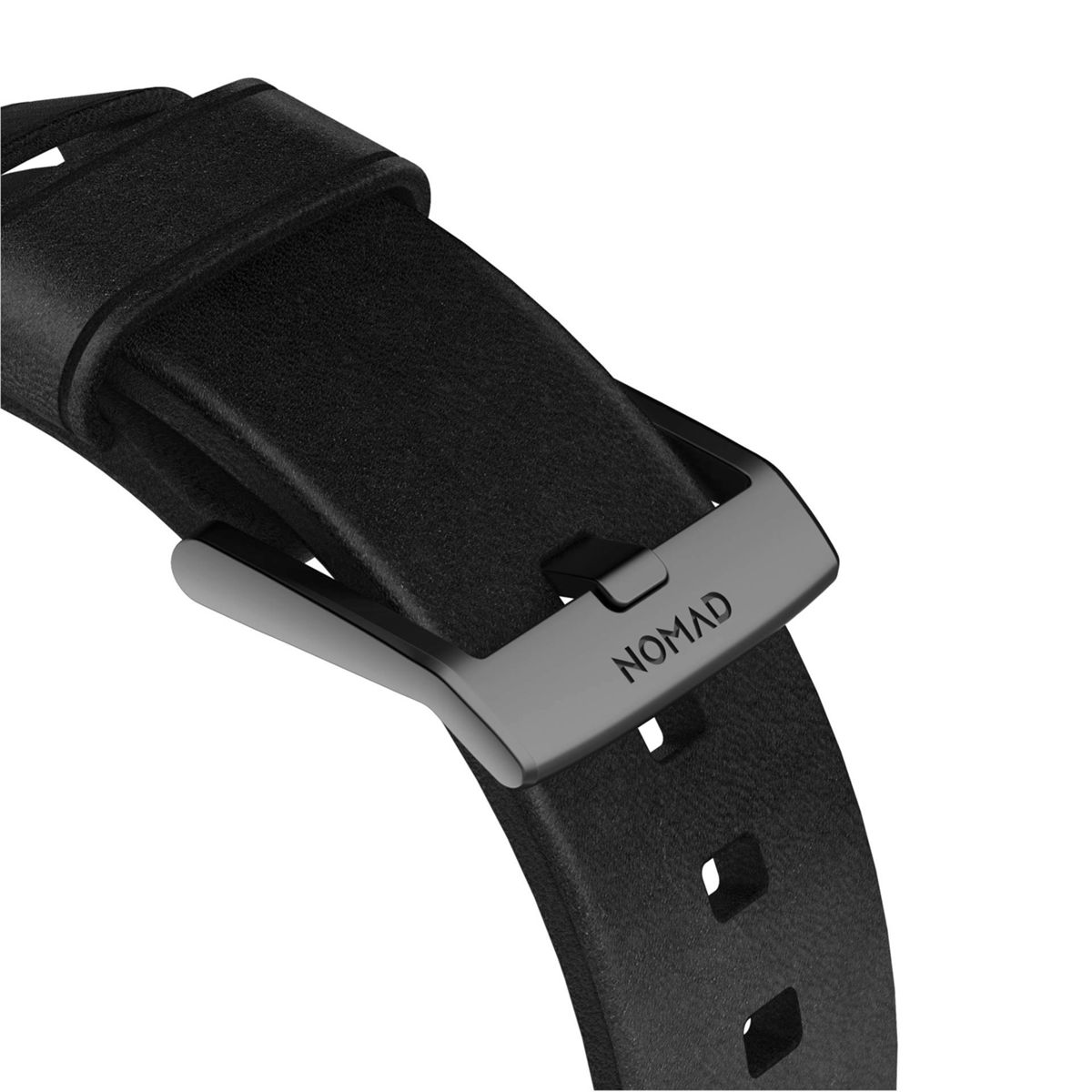 Nahaufnahme eines schwarzen Leder-Armbands mit NOMAD-Schnalle.