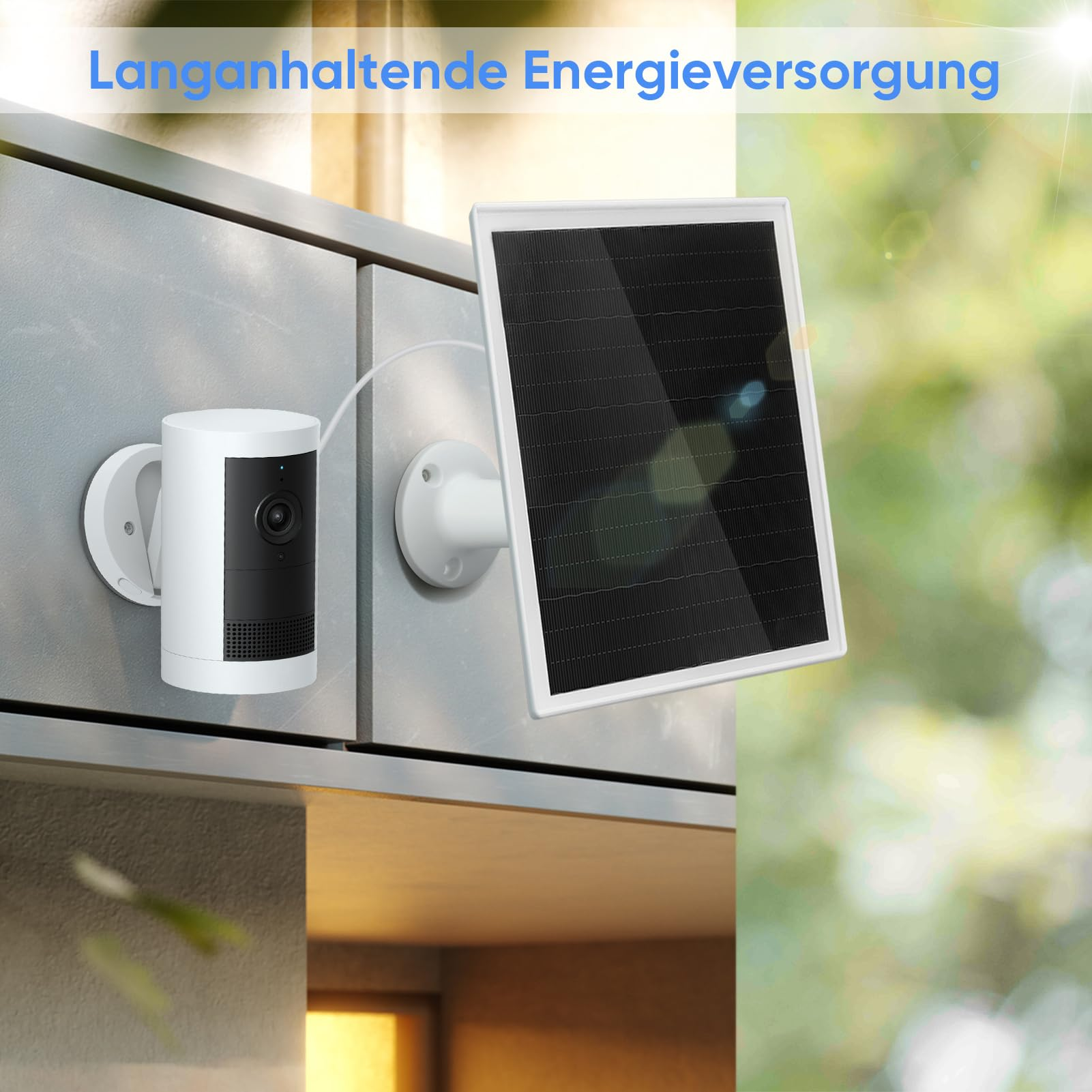 Eine Überwachungskamera und ein Solarpanel sind an einer Wand montiert. Die Kamera ist weiß und schwarz, das Panel ist schwarz.