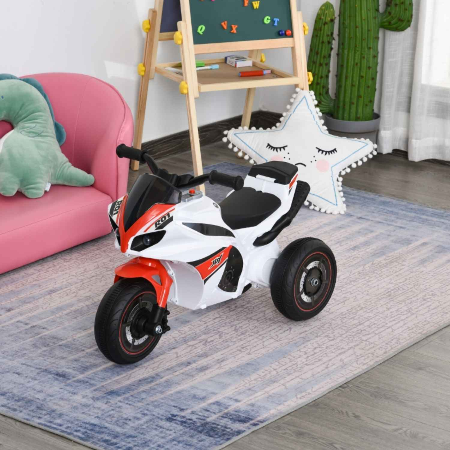Ein weißes und rotes Spielzeugmotorrad mit drei Rädern in einem Raum. Hintergrund mit Spielzeug.