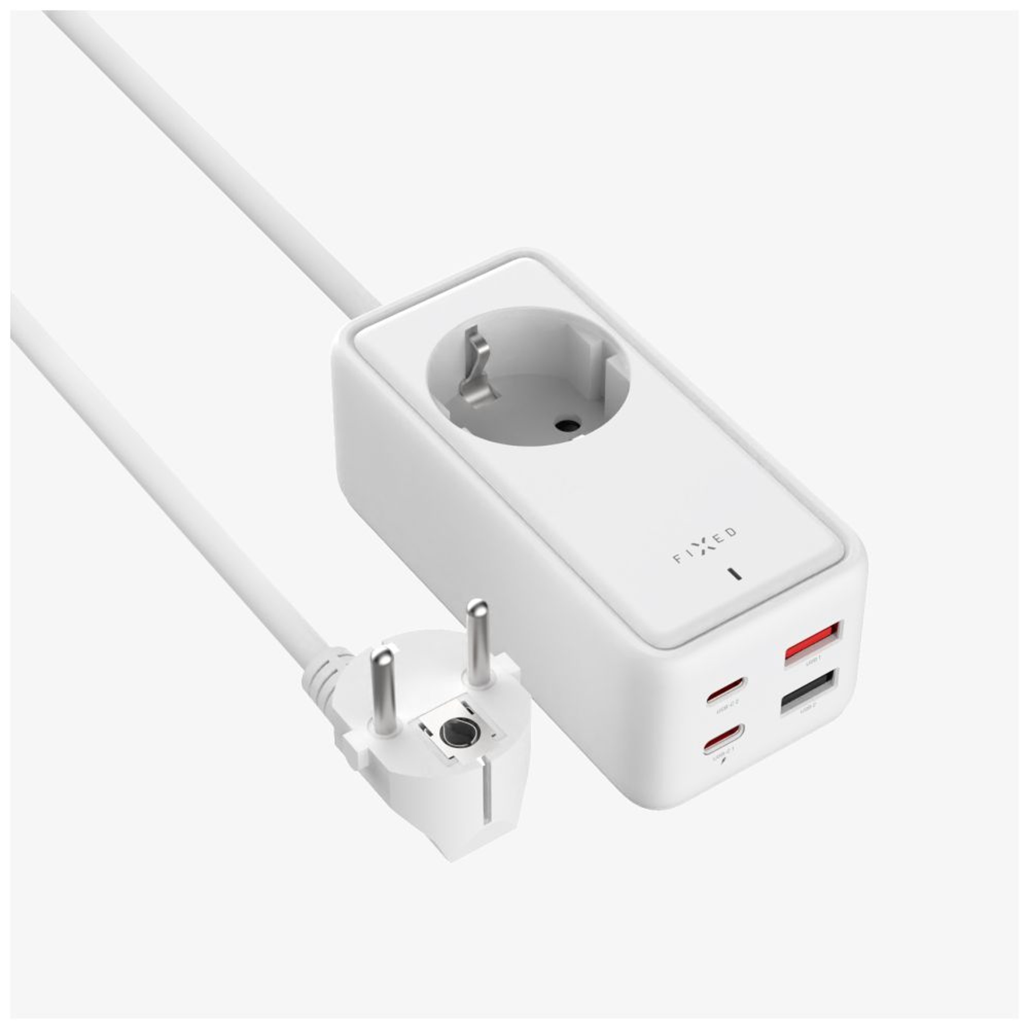 Weiße Steckdosenleiste mit drei USB-Anschlüssen, einer Steckdose und einem Stecker. Auf der Leiste steht FIXED.