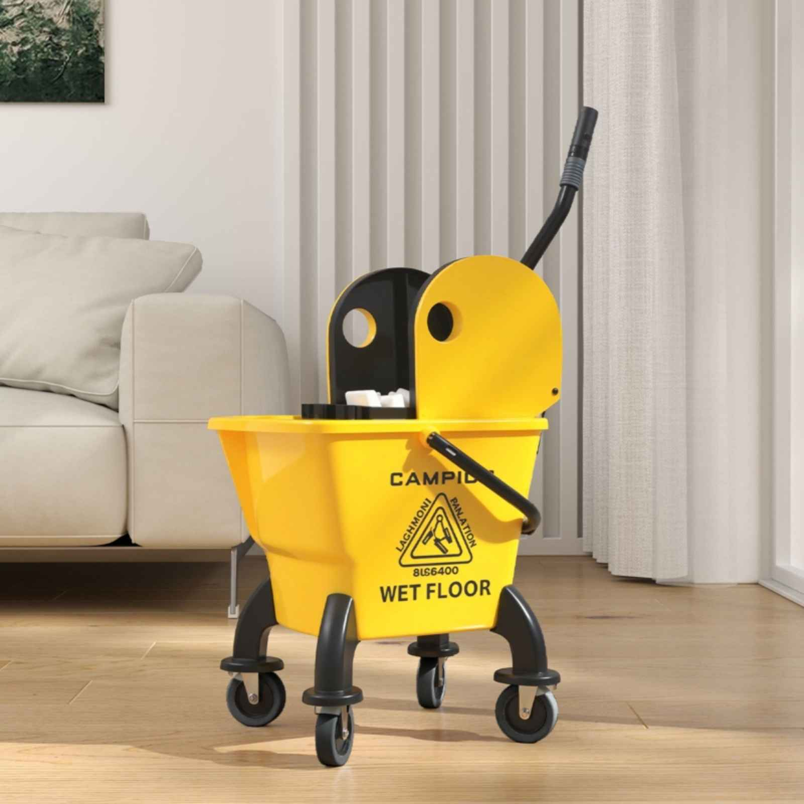 Gelber Moppeimer mit schwarzen Rädern und Warnschild 'Achtung Rutschgefahr'. Ein weißes Sofa im Hintergrund.