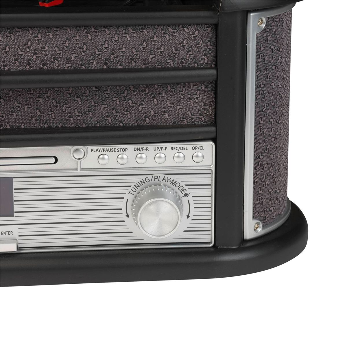 Zbliżenie panelu sterowania systemu stereo. Obejmuje przyciski, pokrętło strojenia i wyświetlacz.