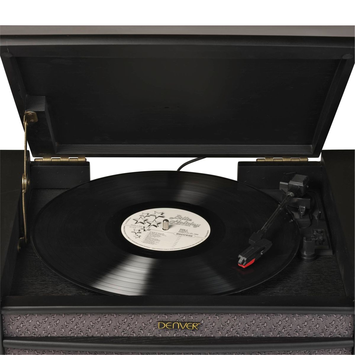 Gramofon z płytą. Pokrywa jest otwarta. Gramofon jest czarny. Gramofon jest drewniany.