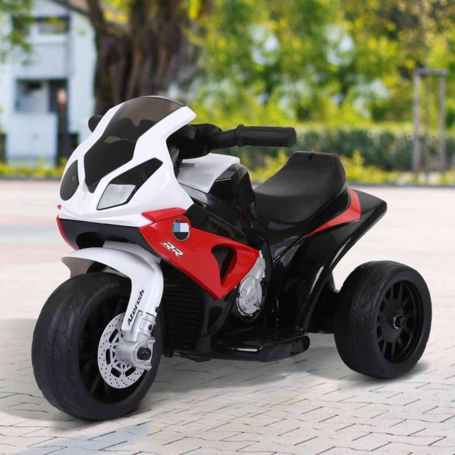 Ein Spielzeugmotorrad. Das Motorrad ist rot, weiß und schwarz. Es hat drei Räder.