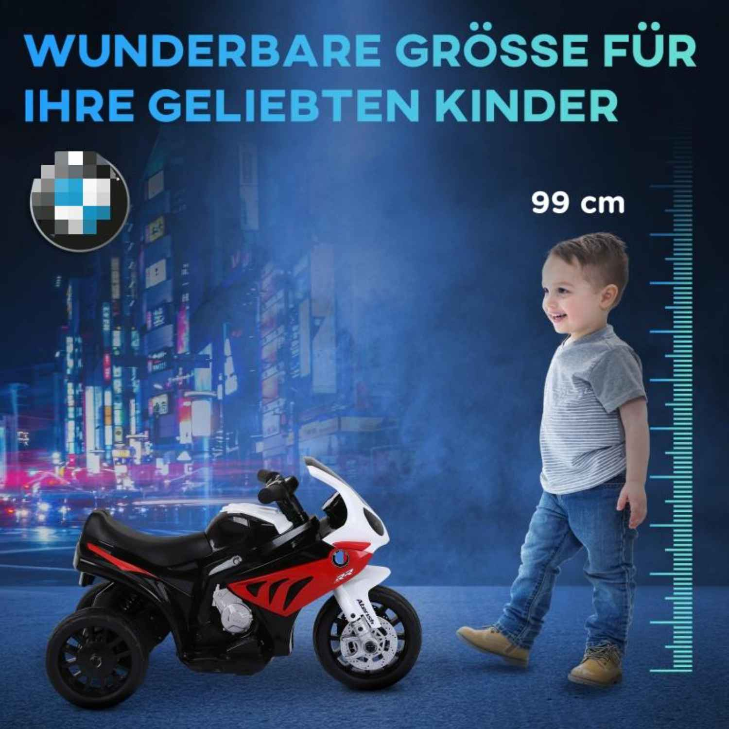 Ein Junge steht neben einem Spielzeugmotorrad.