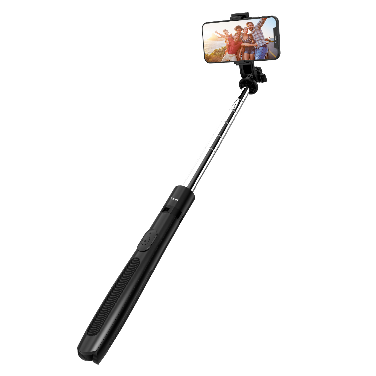 Ein schwarzer Selfie-Stick mit einem Telefon, das ein Selfie von drei Personen anzeigt. Weißer Hintergrund.