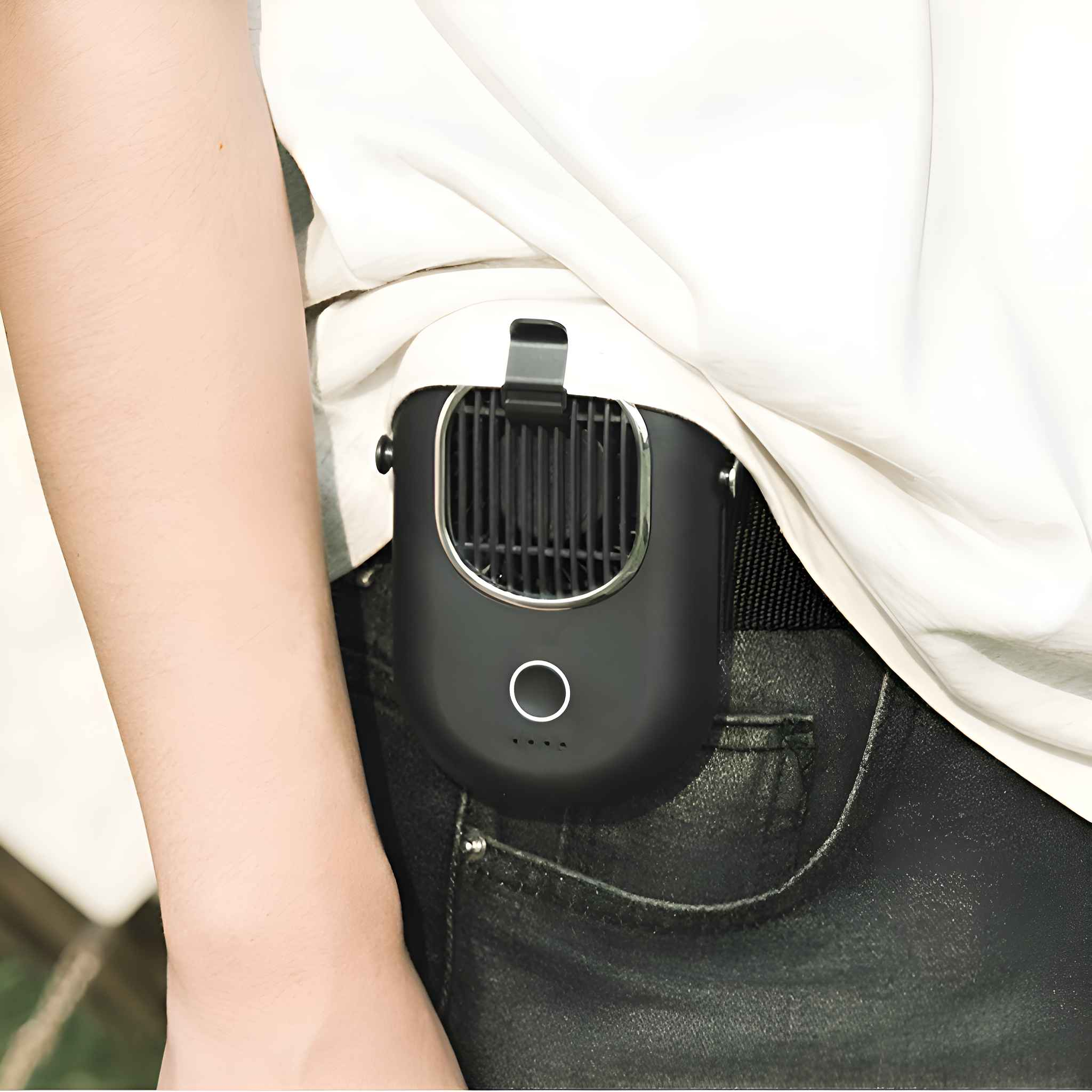 Ein schwarzer, tragbarer Ventilator ist am Gürtel einer Person befestigt.