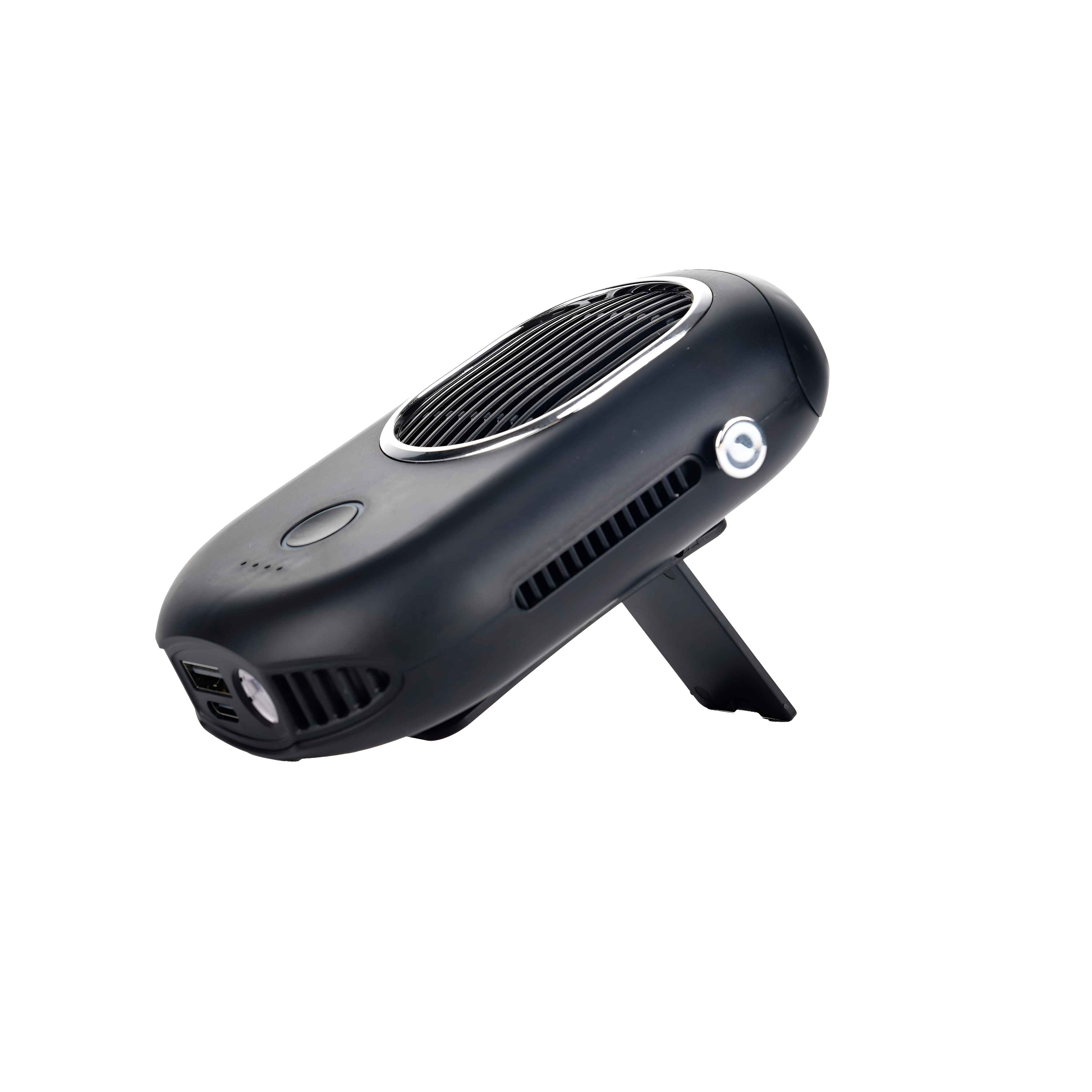Schwarzer tragbarer Ventilator mit Ständer und zwei USB-Anschlüssen vorne.
