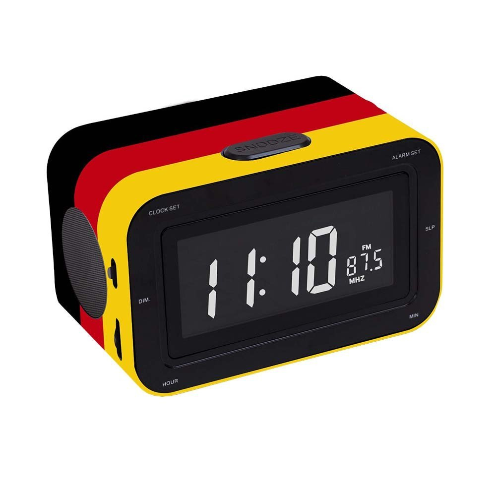 Ein digitaler Wecker mit den Farben der deutschen Flagge, 11:10 und 87,5 MHz.