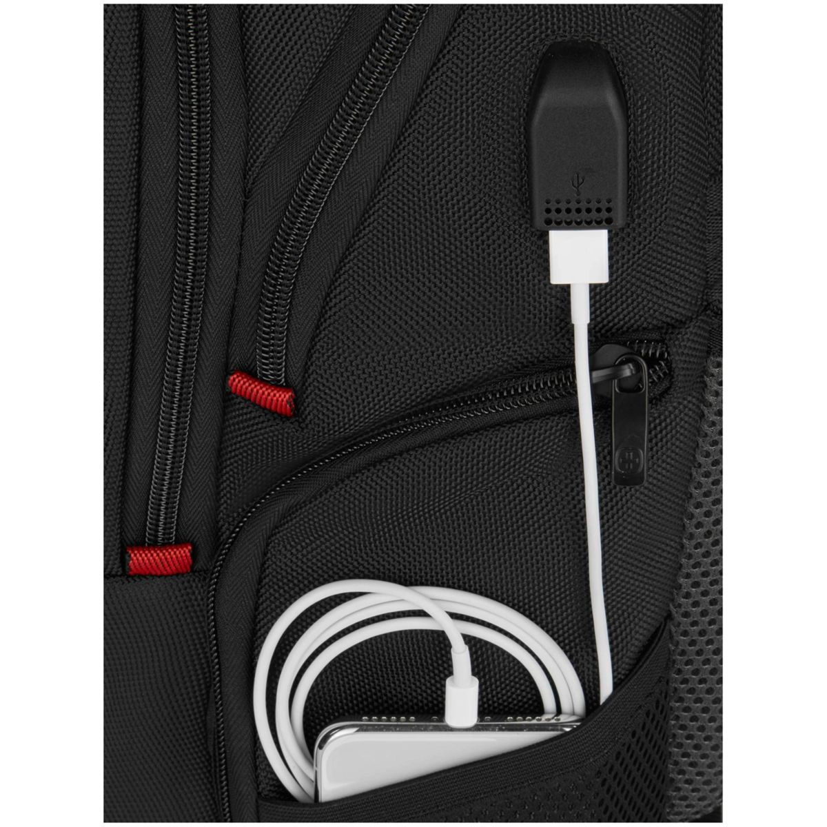 Schwarzer Rucksack mit weißem Kabel, das mit einem Handy in der Tasche verbunden ist. Ein weißes Kabel ist aufgerollt.