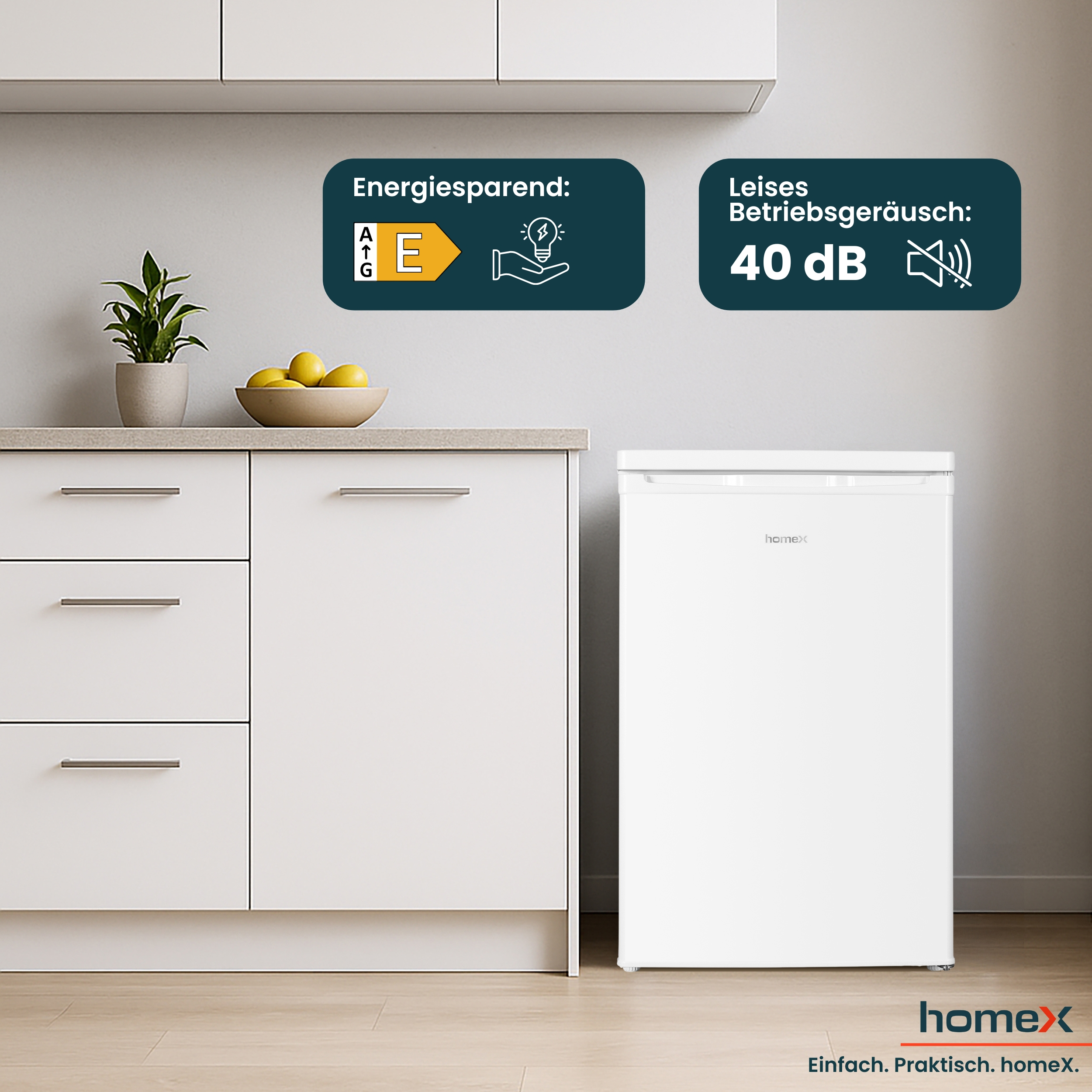 Ein weißer Kühlschrank in einer Küchenumgebung mit Energieeffizienz- und Geräuschpegel-Symbolen.