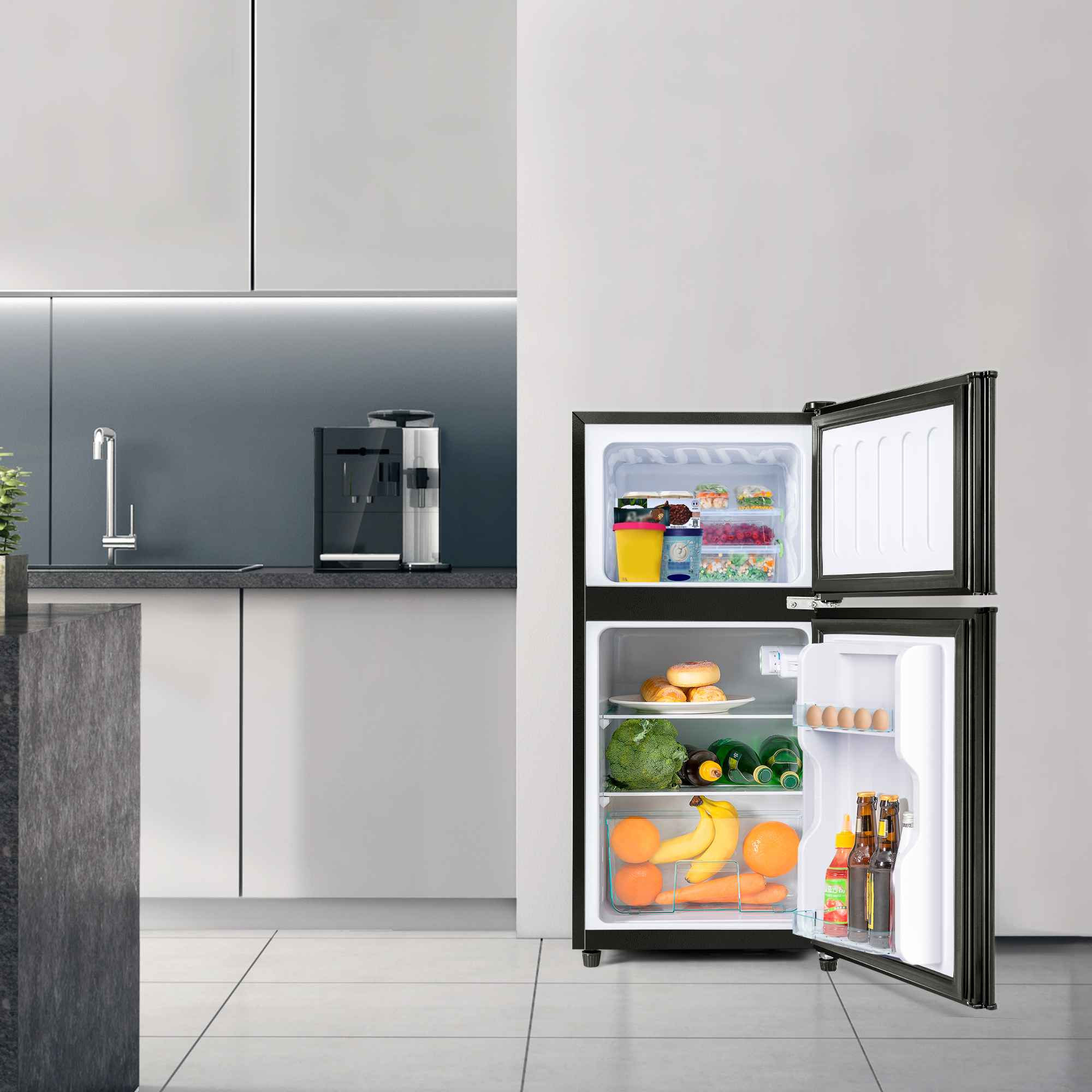Ein schwarzer Kühlschrank mit offenen Türen in einer Küche, der Lebensmittel im Inneren zeigt.
