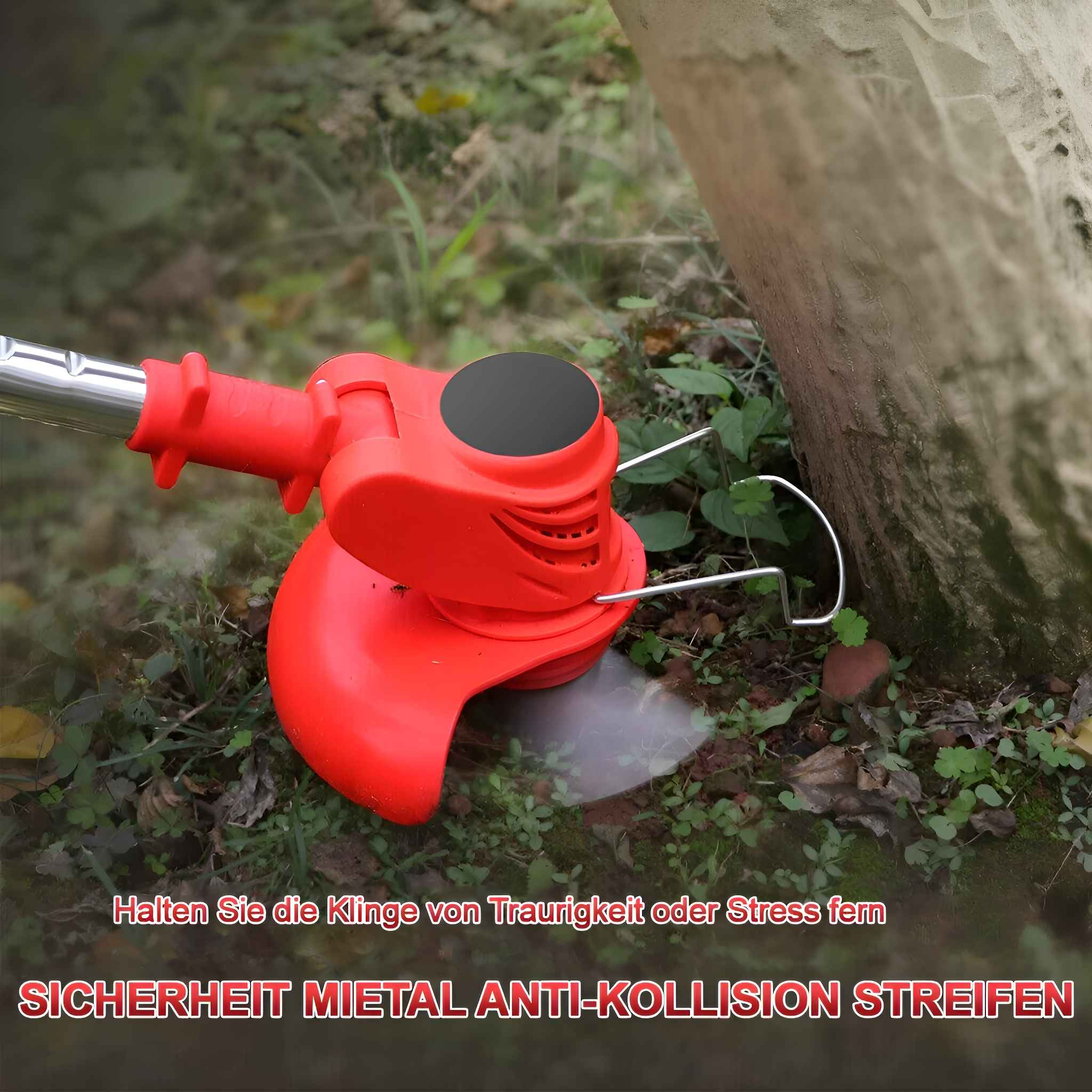 Ein roter und schwarzer Rasentrimmer befindet sich in der Nähe eines Baumes. Seine Klinge ist im Gras, bereit zu schneiden.