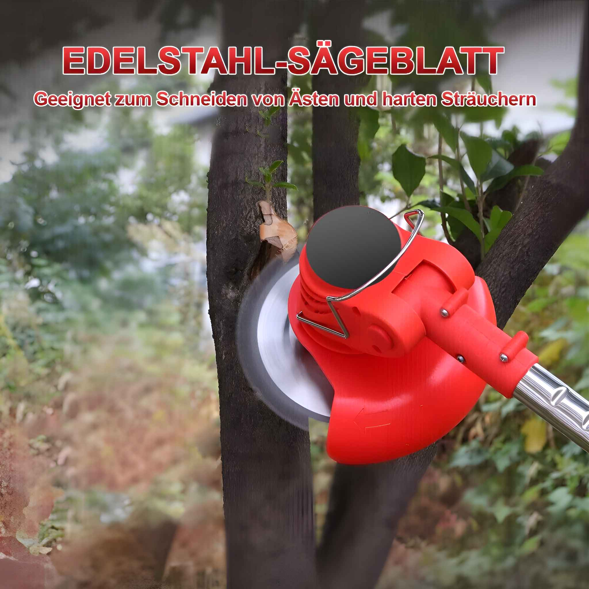 Ein roter Rasentrimmer schneidet in einen Baumstamm. Die Klinge ist sichtbar, und die Maschine steht in der Nähe des Baumes.