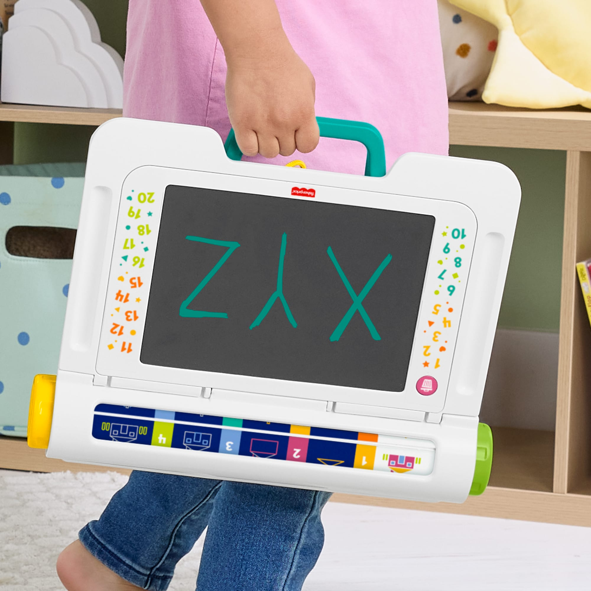 Dziecko trzyma biały tablet z literami Z, Y i X na ekranie. Ma przyciski i uchwyt.