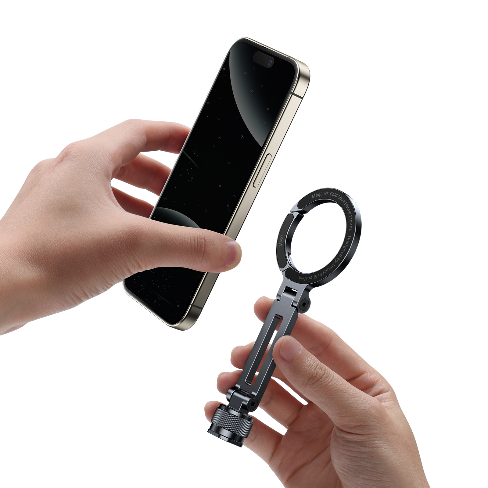 Eine Person hält eine schwarze MagSafe-Telefonhalterung und ein goldenes Telefon. Der Hintergrund ist weiß.
