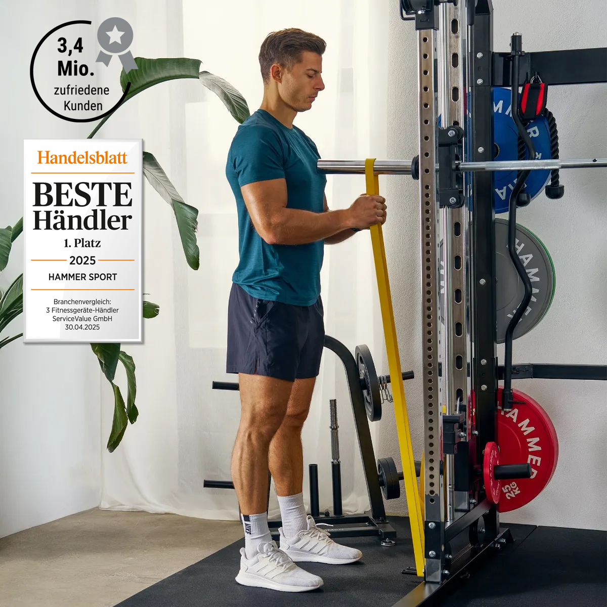 Ein Mann steht vor einer Fitnessmaschine und hält ein gelbes Widerstandsband. Er ist in einem Fitnessstudio.