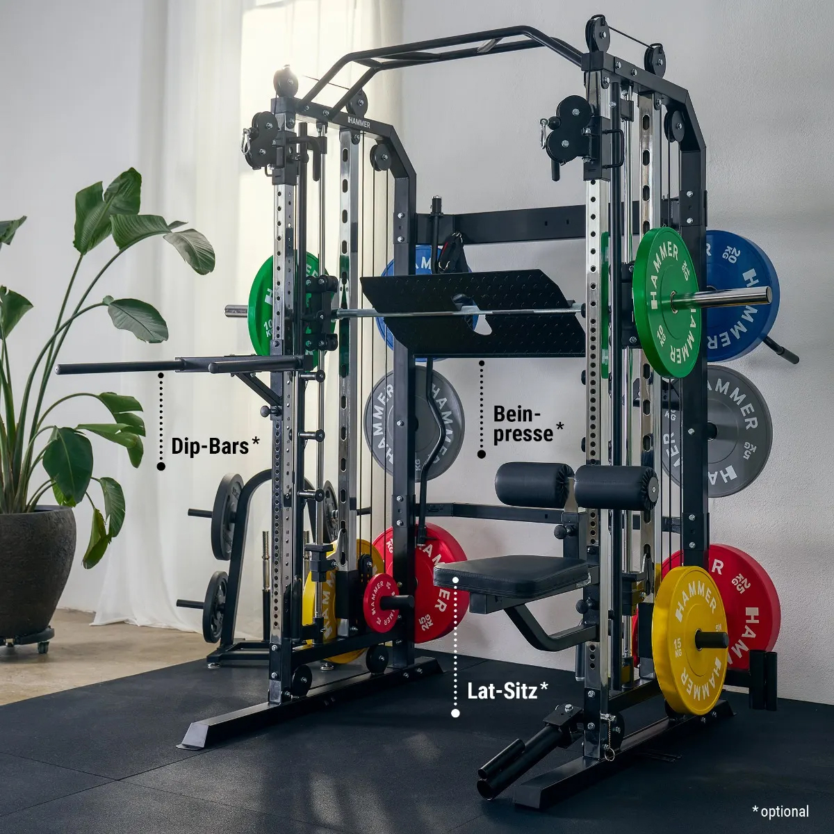 Ein Fitnessstudio mit einer großen Maschine, Gewichten und einer Person, die sie benutzt. Etiketten sind auf der Maschine. Der Boden ist schwarz.