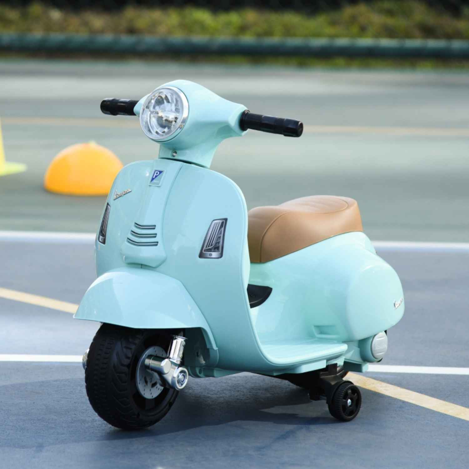 Ein hellblauer Vespa-Roller mit braunem Sitz auf hellgrauem Hintergrund.