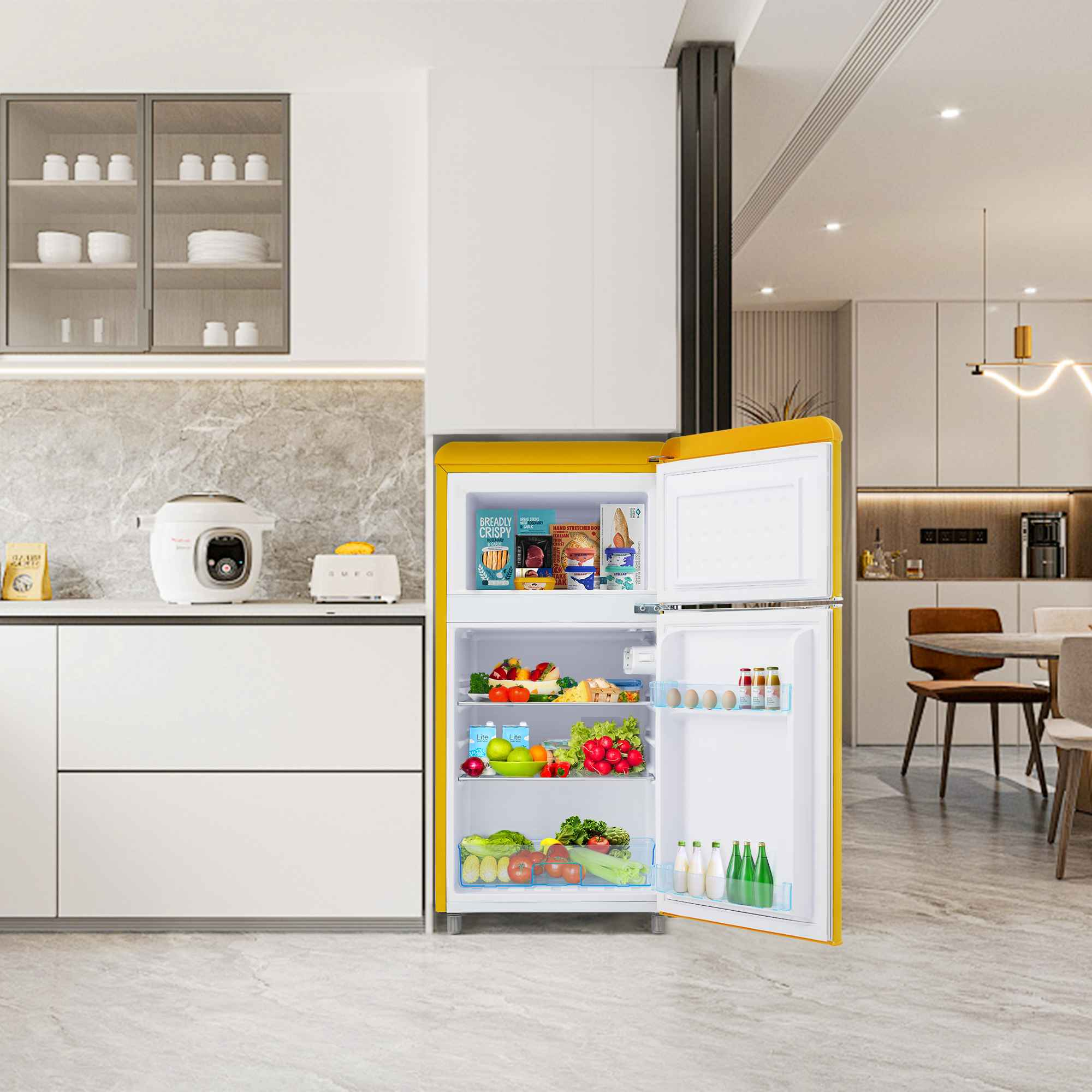 Ein hellgelber Kühlschrank mit offenen Türen in einer Küche, der Lebensmittel und ein weißes Gerät zeigt.