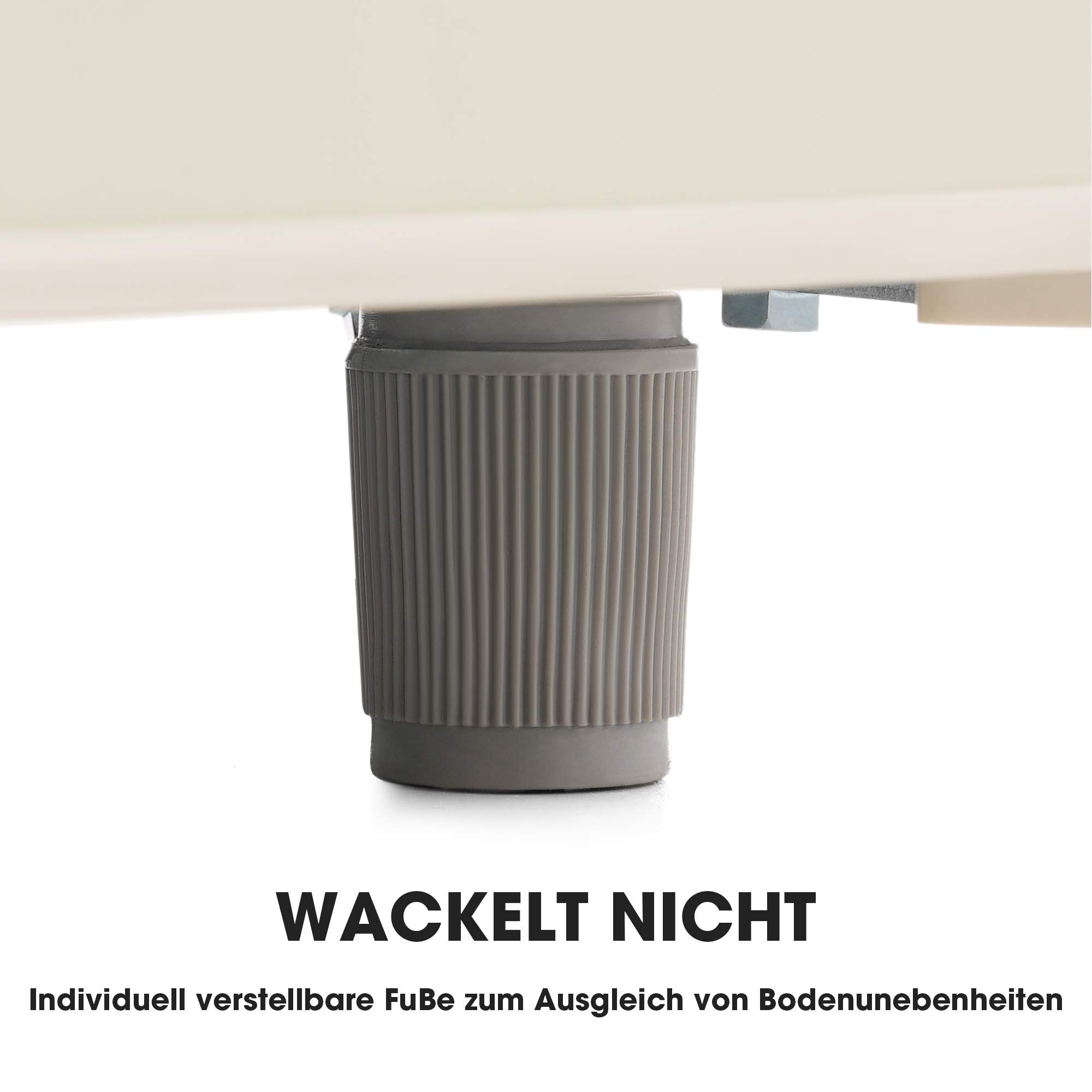 Nahaufnahme eines Kühlschrankbeins. Das Bein hat einen grauen, geriffelten Gummifuß.