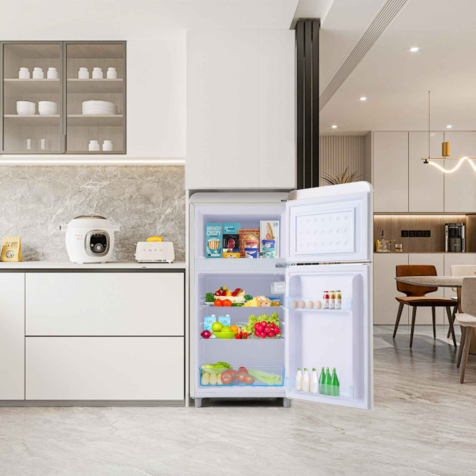Ein Kühlschrank mit geöffneter Tür, der Lebensmittel im Inneren zeigt. Er steht in einer modernen Küche.