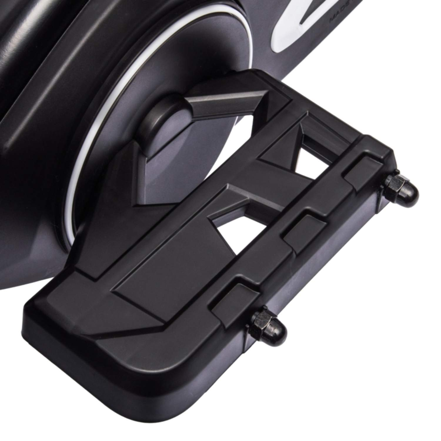 Nahaufnahme eines schwarzen Go-Kart-Pedals. Das Pedal hat eine strukturierte Oberfläche mit weißer Umrandung.