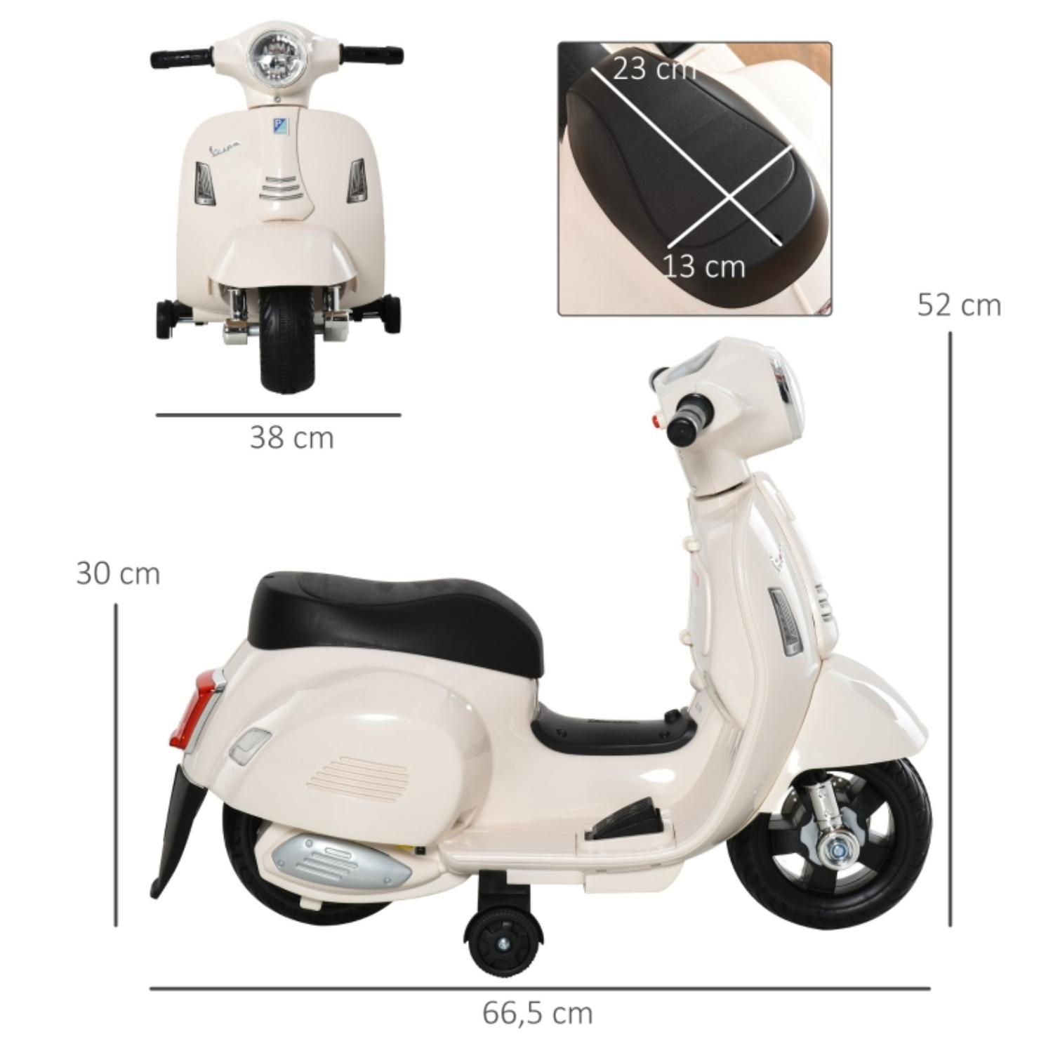 Cremefarbener Spielzeugroller mit angegebenen Abmessungen. Er hat einen schwarzen Sitz und Räder, ähnlich einer Vespa.