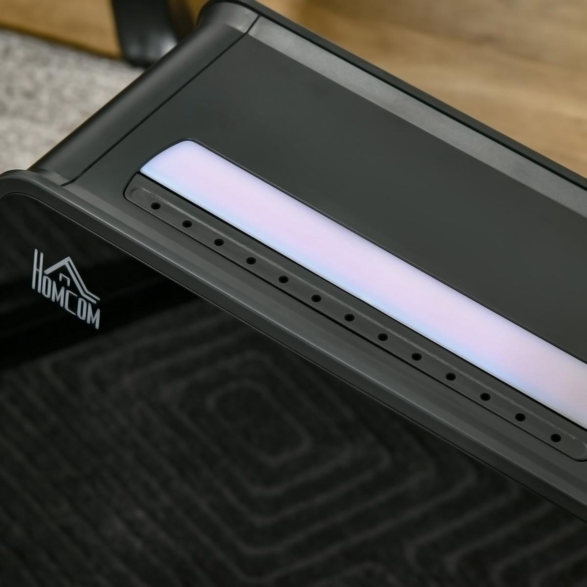 Nahaufnahme einer schwarzen und grauen Elektroheizung. Die Oberseite hat einen Lichtstreifen, und die Oberfläche ist reflektierend.