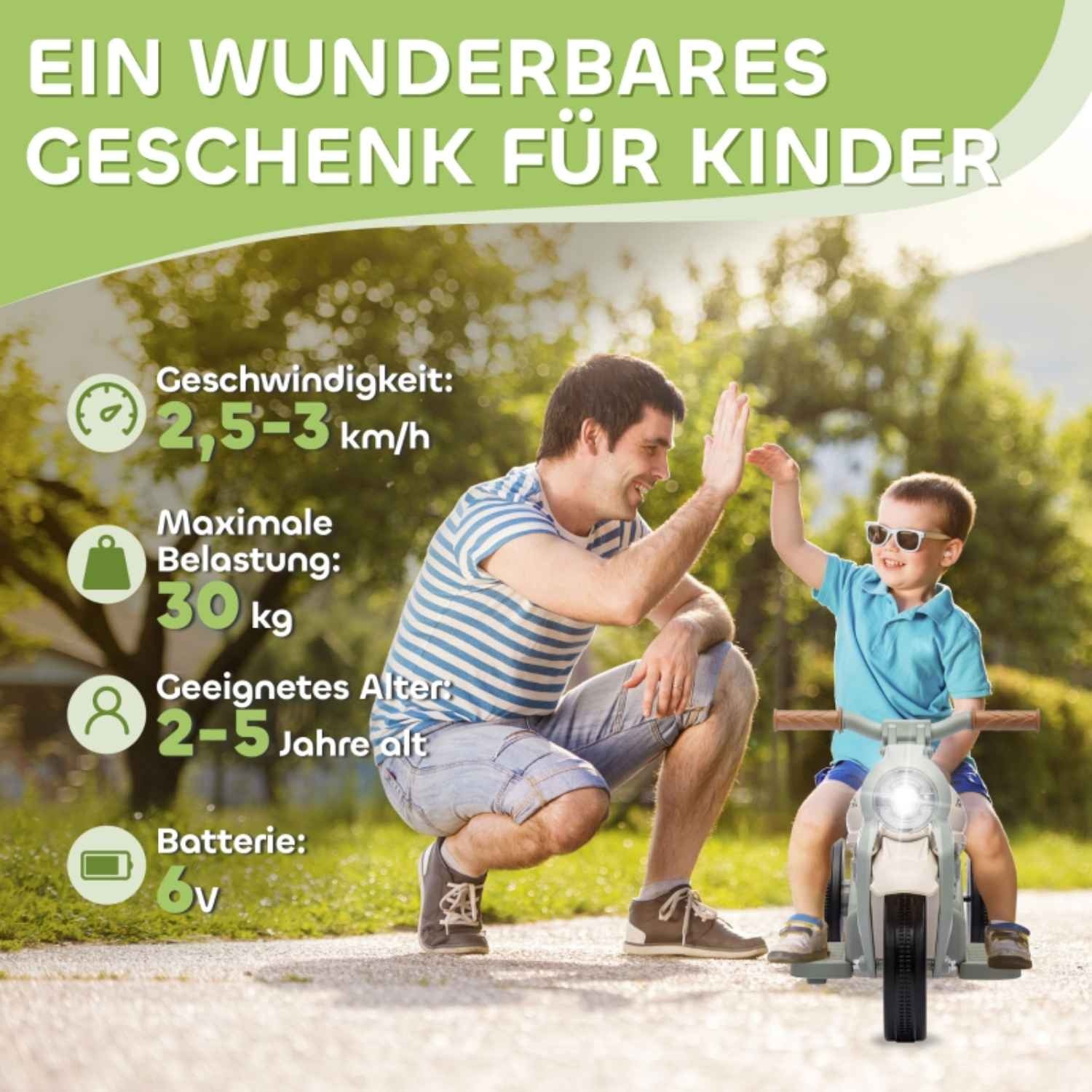 Ein Mann und ein Junge geben sich High-Five in der Nähe eines Spielzeugmotorrads.