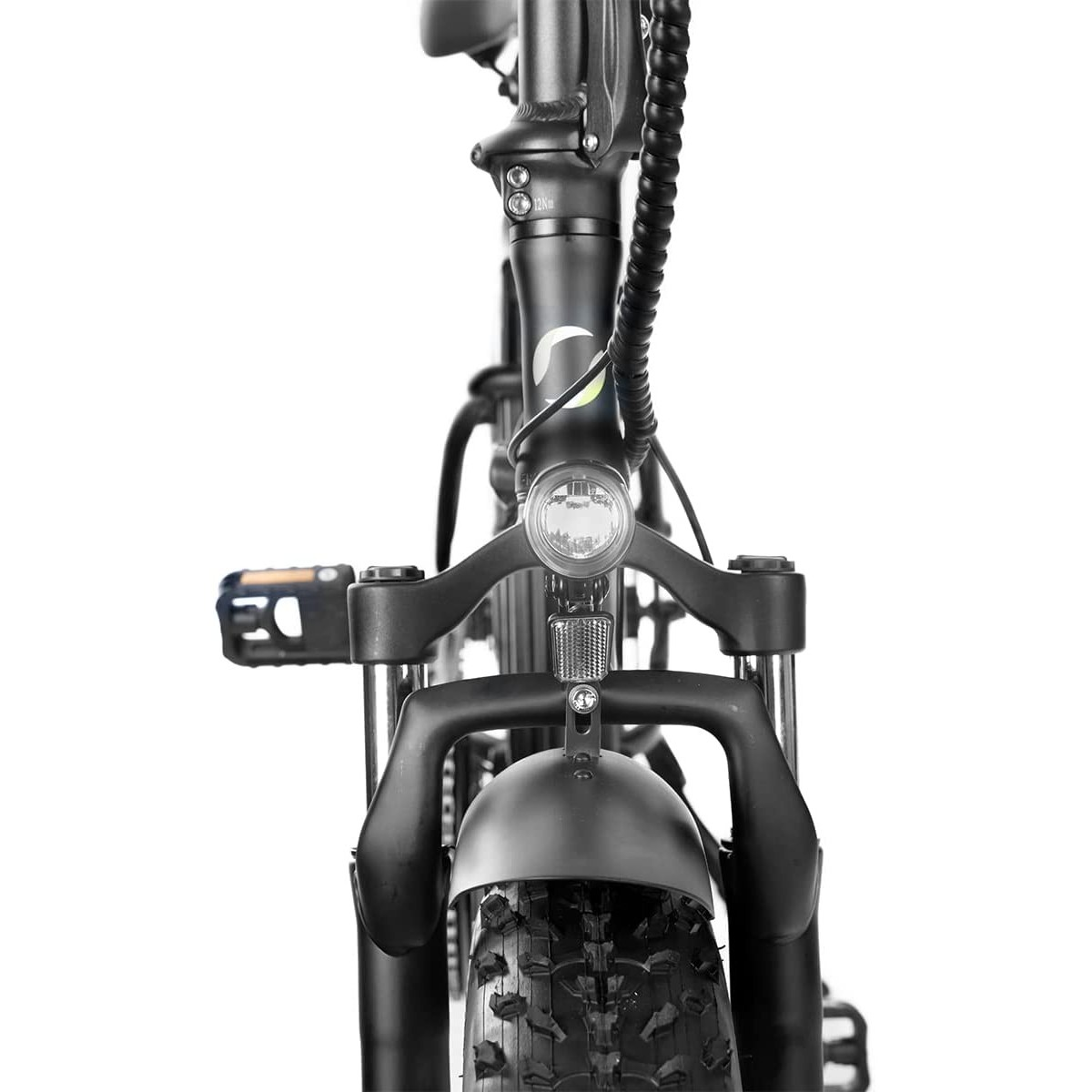 Primo piano della parte anteriore di una bici elettrica nera. Faro, parafango nero e pneumatico nero spesso.