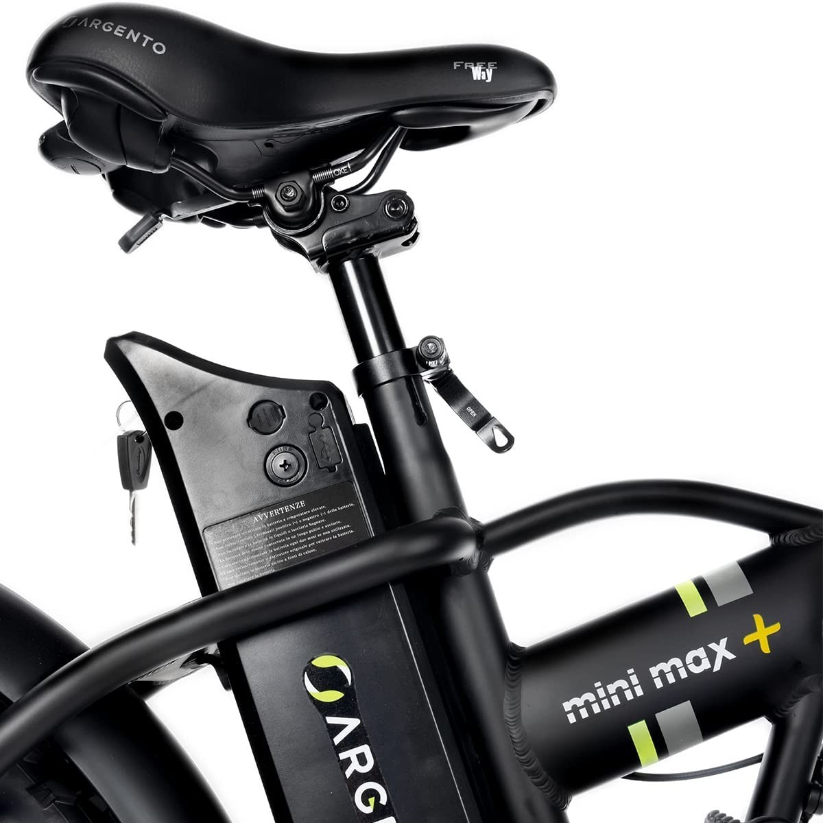 Primo piano del sellino e del telaio di una e-bike nera. Include sellino, batteria e testo 'mini max+'.