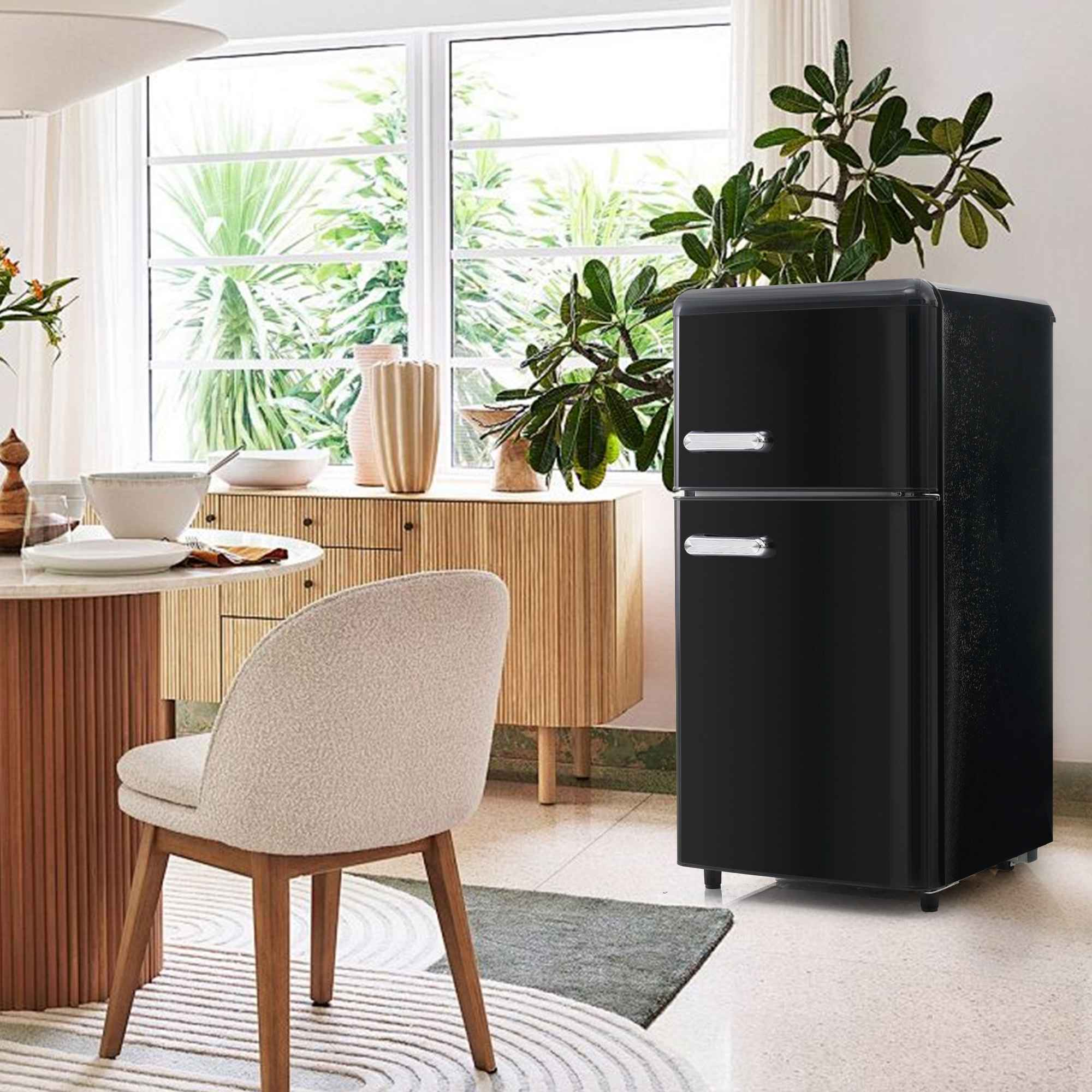 Schwarzer Kühlschrank mit geschlossenen Türen in einem Esszimmer, in der Nähe eines Tisches und Stuhls.