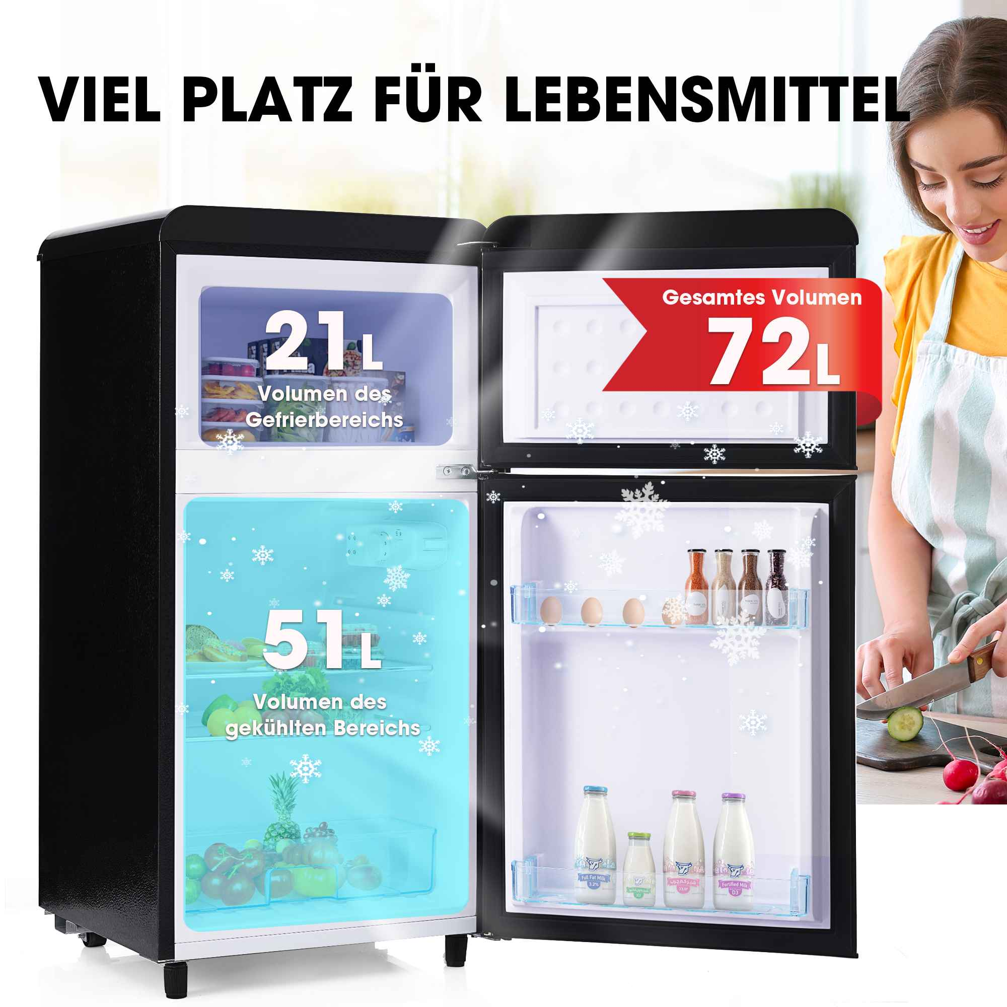 Eine Frau schneidet Gemüse neben einem schwarzen Kühlschrank mit offenen Türen, der Essen zeigt.