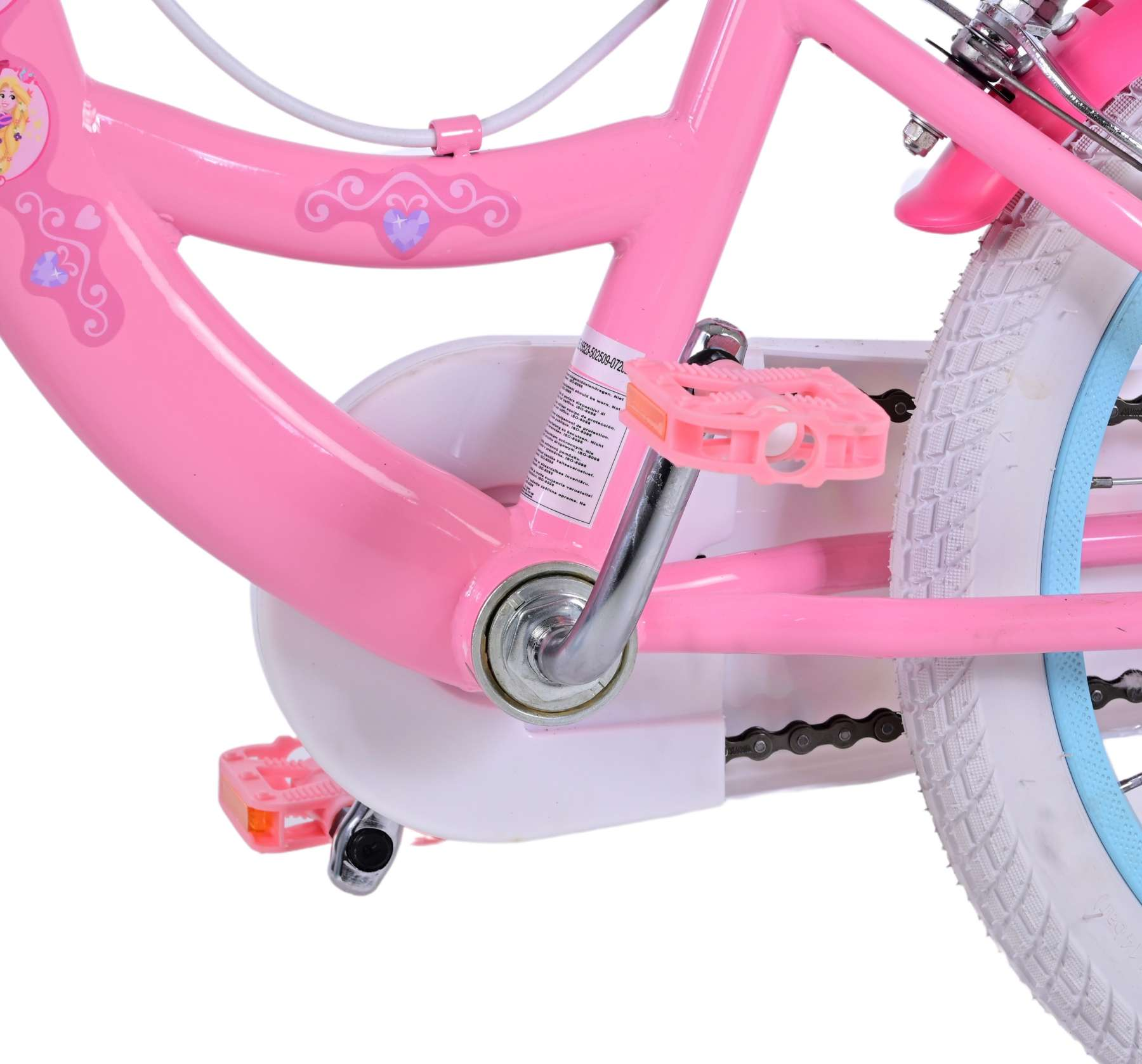 Rosa Kinderfahrrad mit Stützrädern, Nahaufnahme des Pedal- und Kettenbereichs.