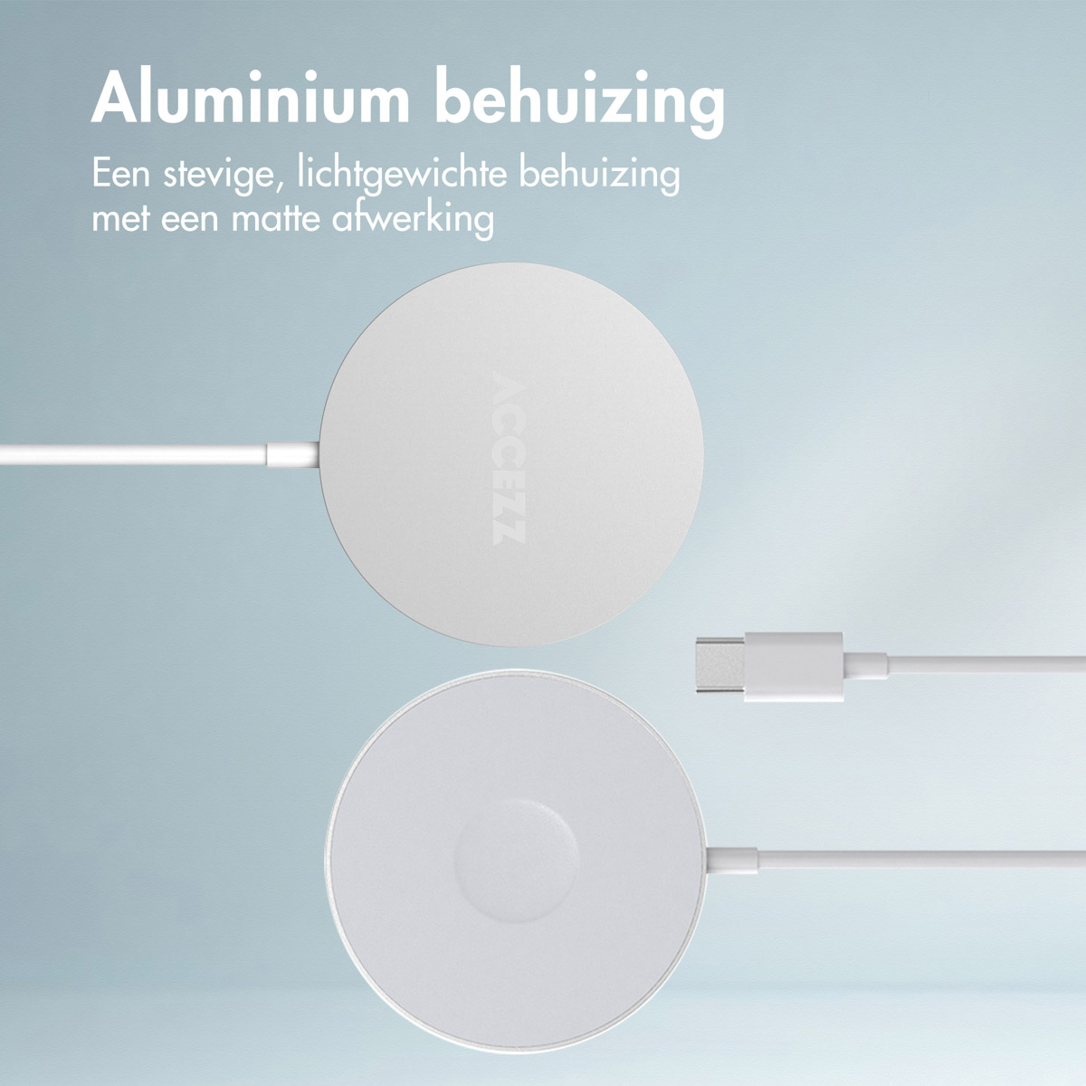 Twee witte oplaadpads met een USB-C-kabel. Tekst bovenaan: 'Aluminium behuizing'.