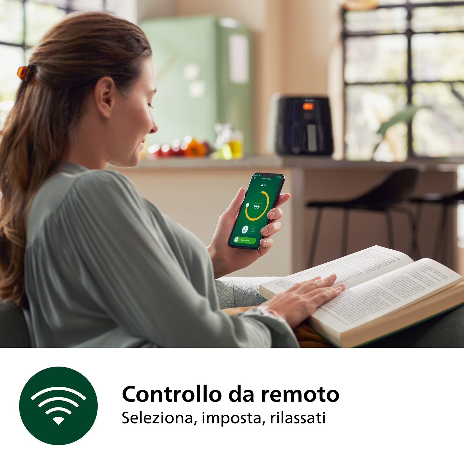 Kobieta na sofie używa smartfona do sterowania urządzeniem, z zieloną ikoną Wi-Fi na dole.