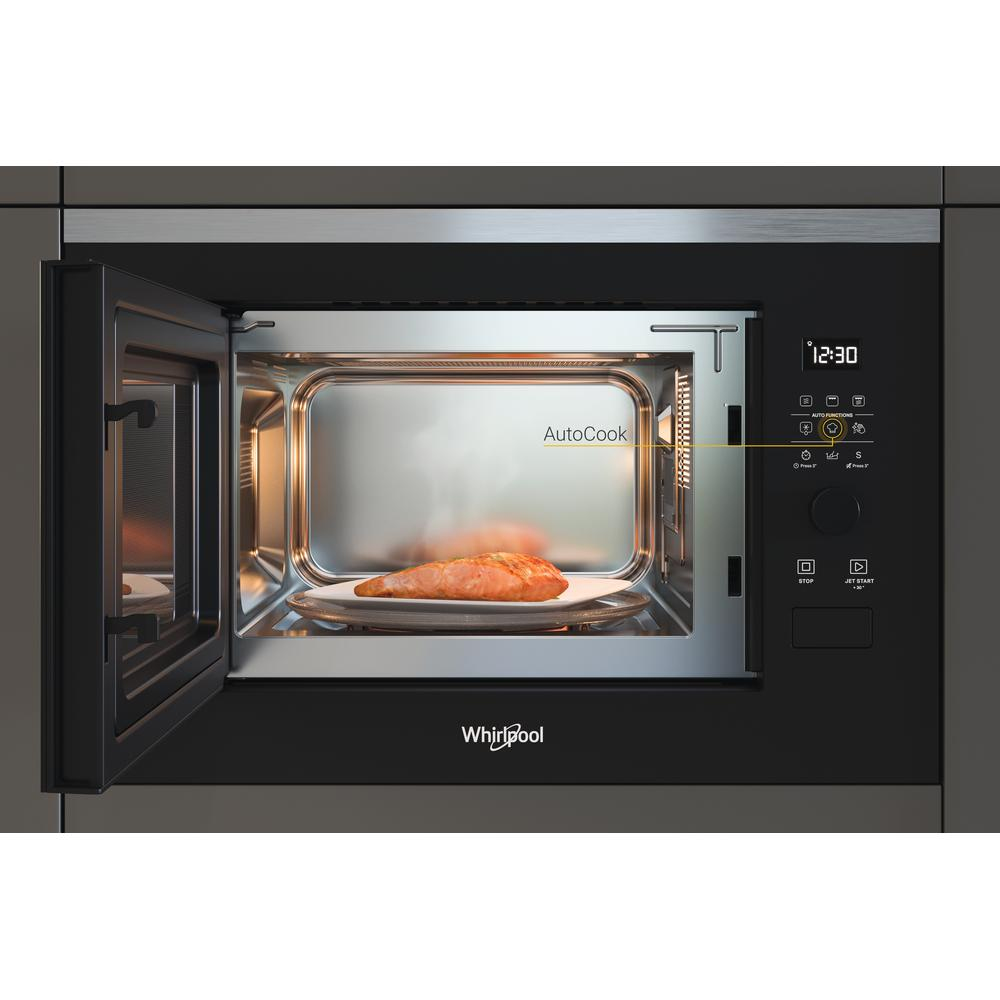 Microondas con la puerta abierta, mostrando un plato con comida dentro. Muestra la opción AutoCook.